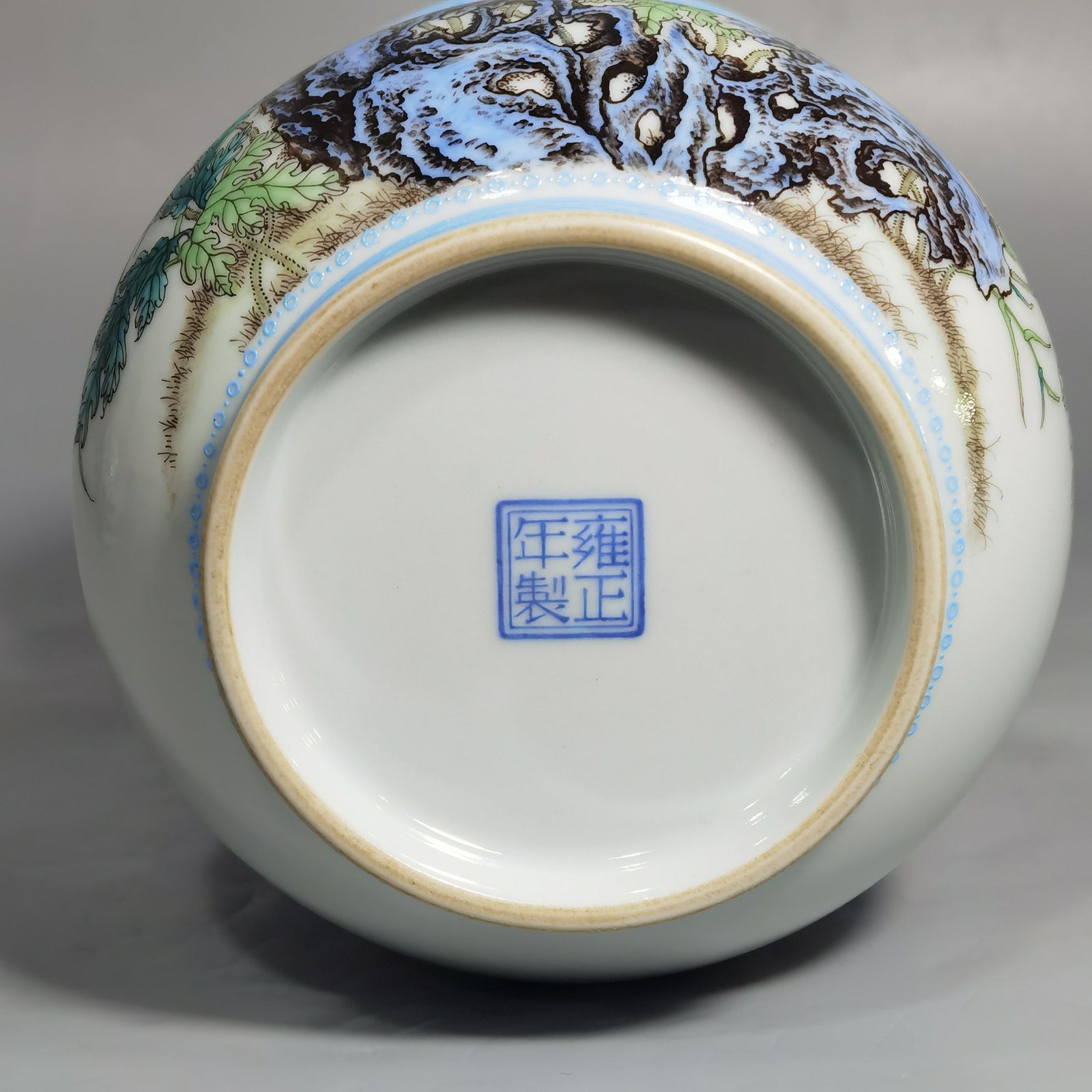 Qing Dynasty Yongzheng enamel poppy scum bucket with upper and lower green edges