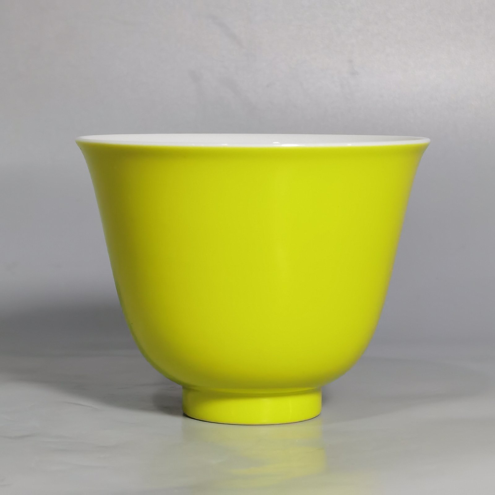 Qing Dynasty Yongzheng a pair of pastel three autumn cups with lemon yellow glaze on the outside