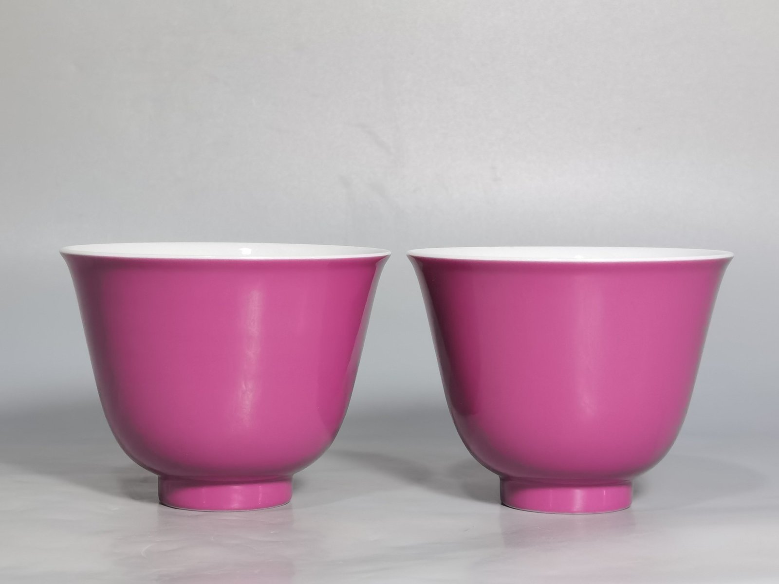Qing Dynasty Yongzheng a pair of pastel three autumn cups with rouge red glaze on the outside