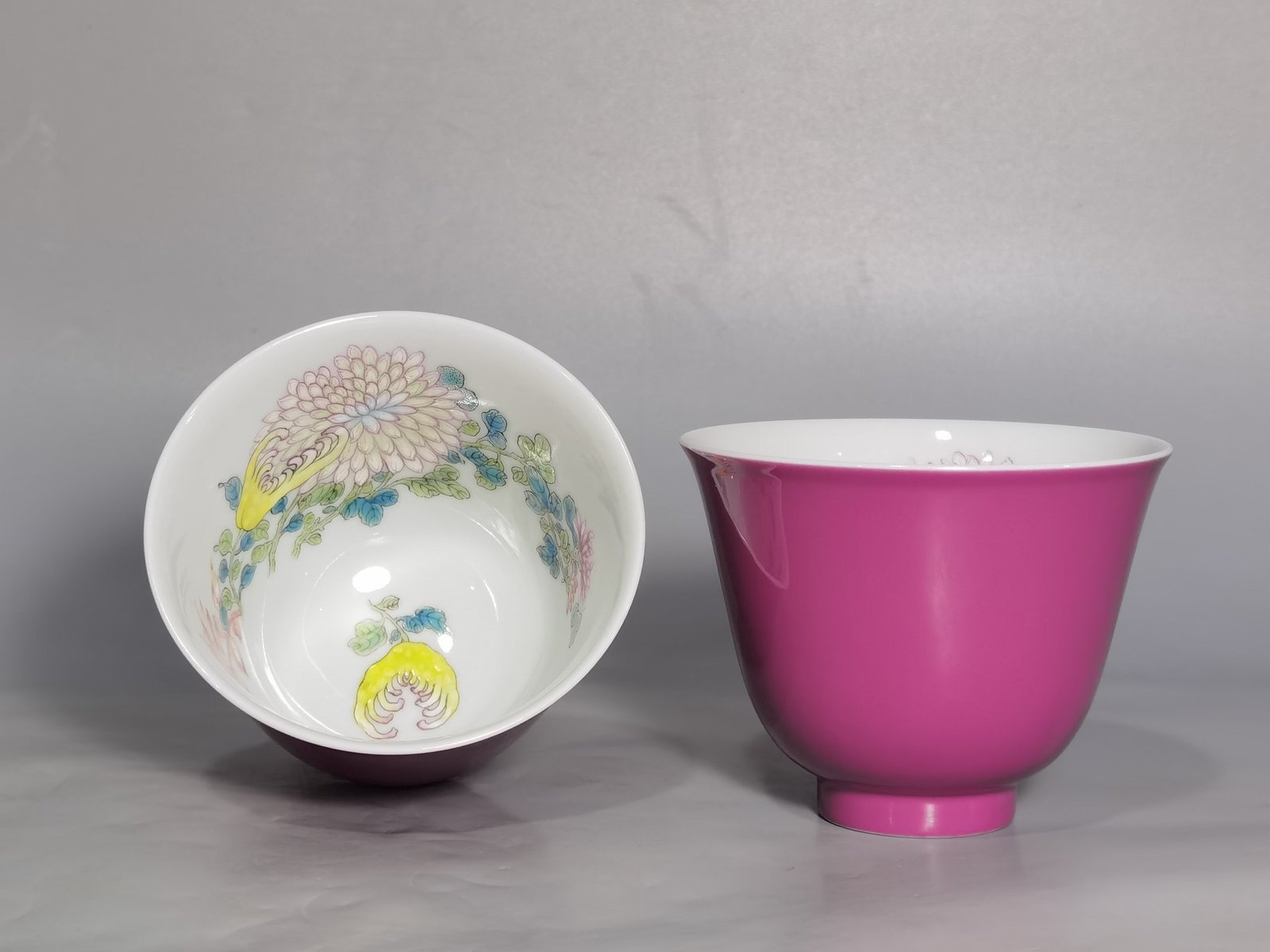 Qing Dynasty Yongzheng a pair of pastel three autumn cups with rouge red glaze on the outside
