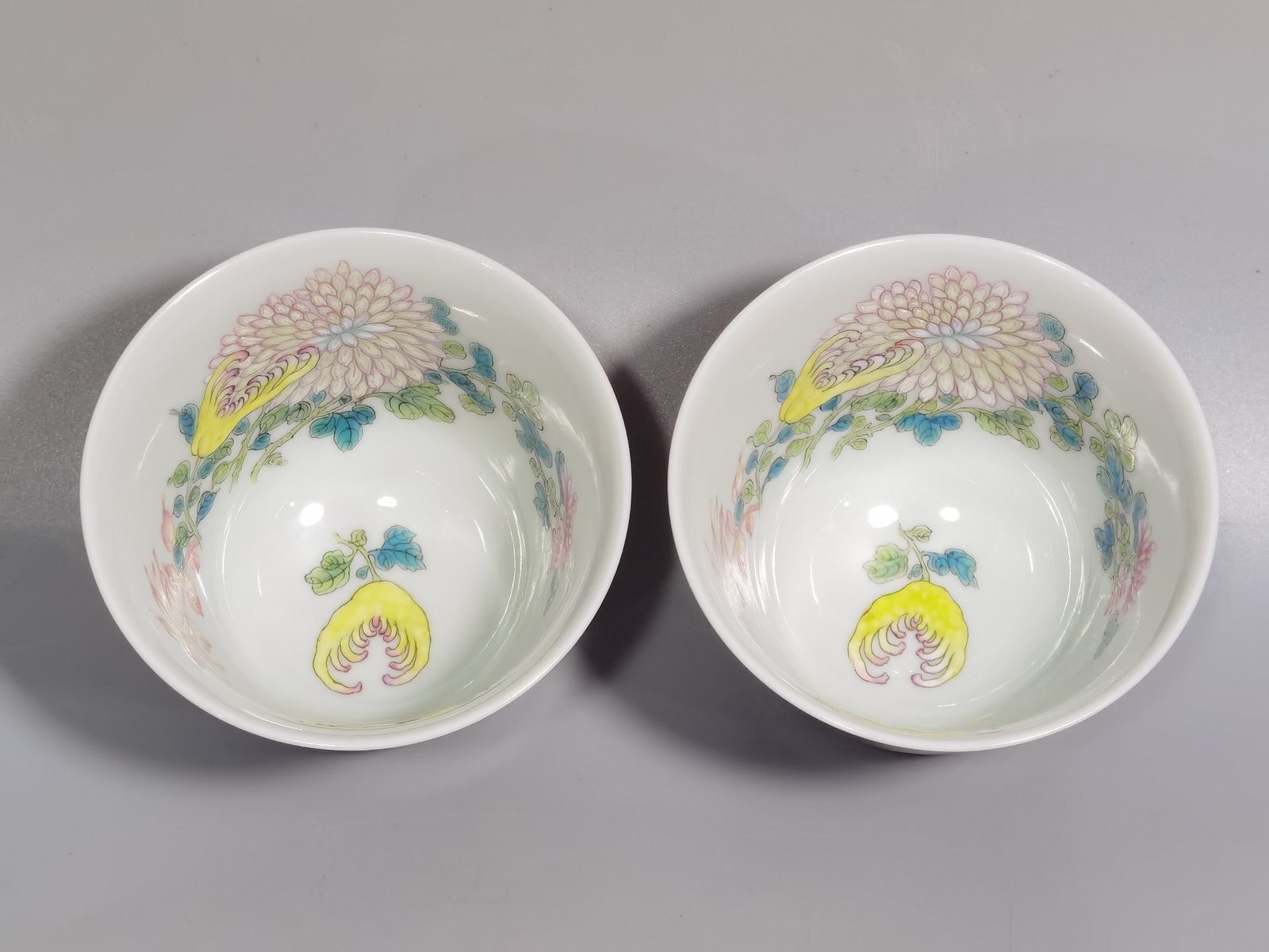 Qing Dynasty Yongzheng a pair of pastel three autumn cups with rouge red glaze on the outside