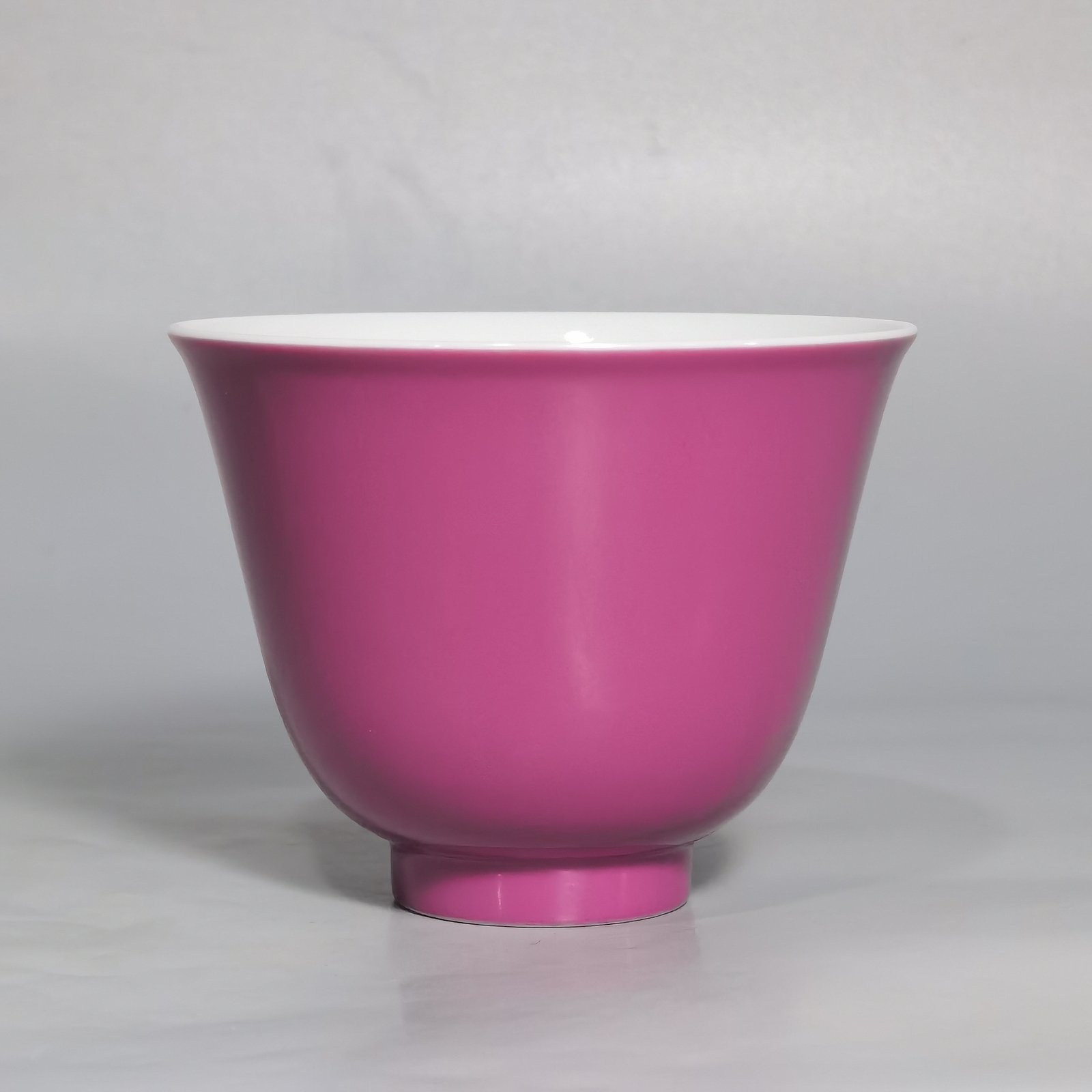 Qing Dynasty Yongzheng a pair of pastel three autumn cups with rouge red glaze on the outside