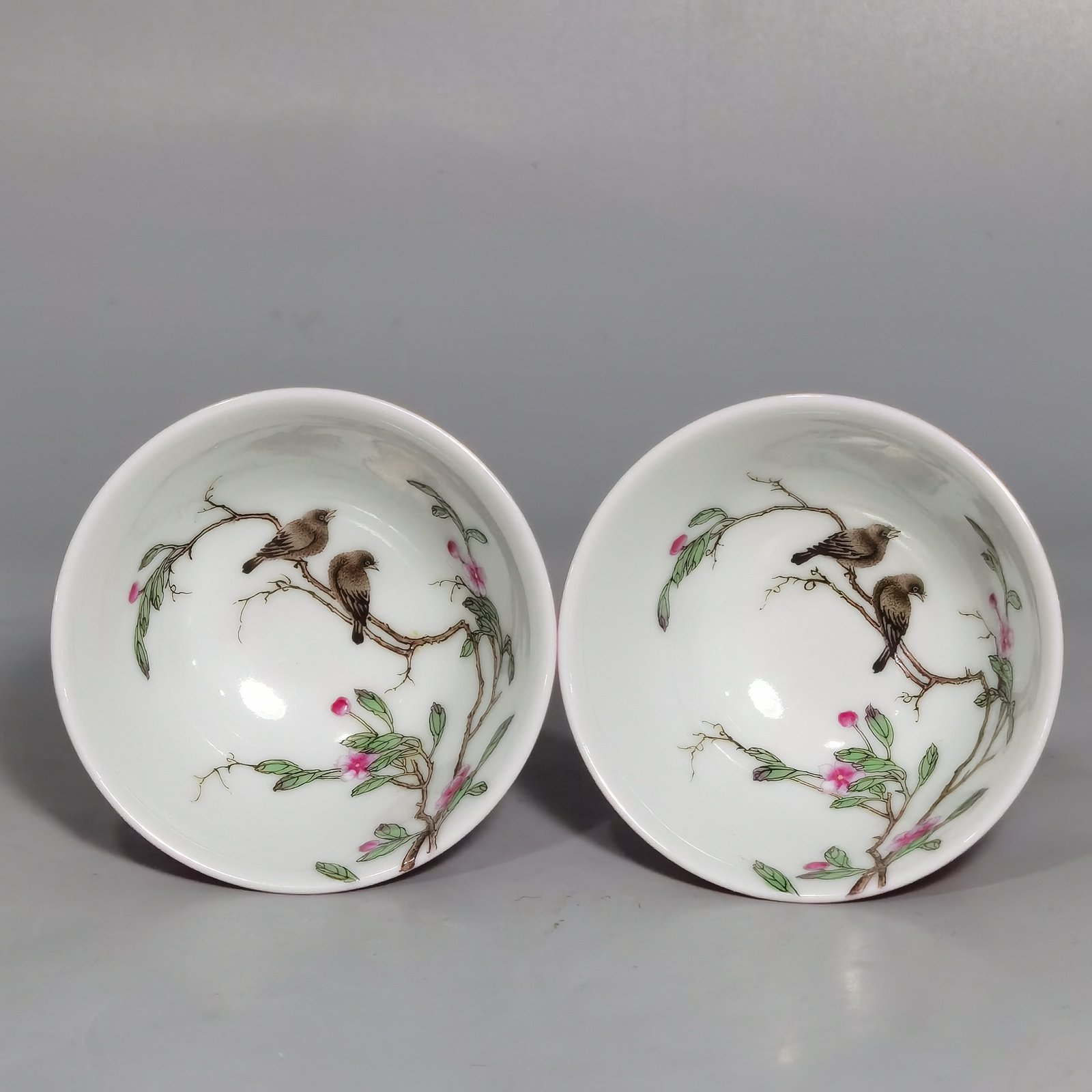 Qing Dynasty Yongzheng A pair of goblets with pastel-colored flowers and birds