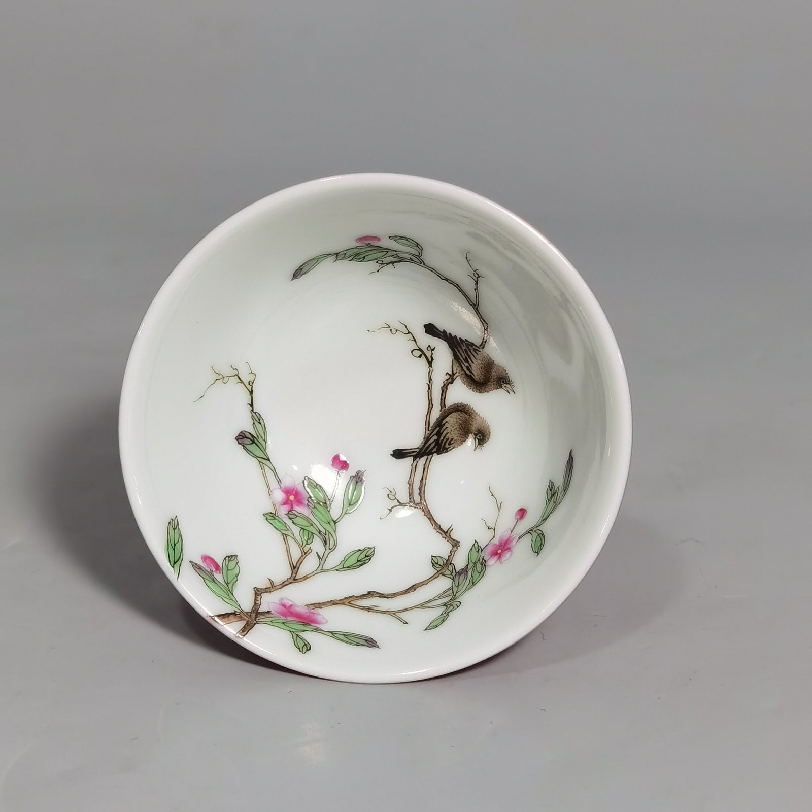 Qing Dynasty Yongzheng A pair of goblets with pastel-colored flowers and birds