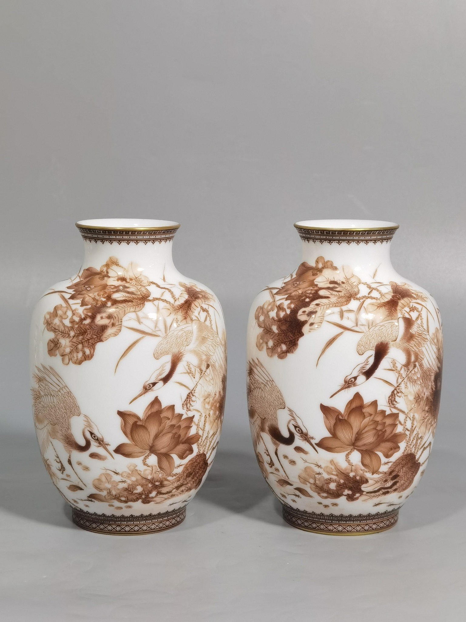 Qing Dynasty Yongzheng winter melon vase with gold pattern on the edges