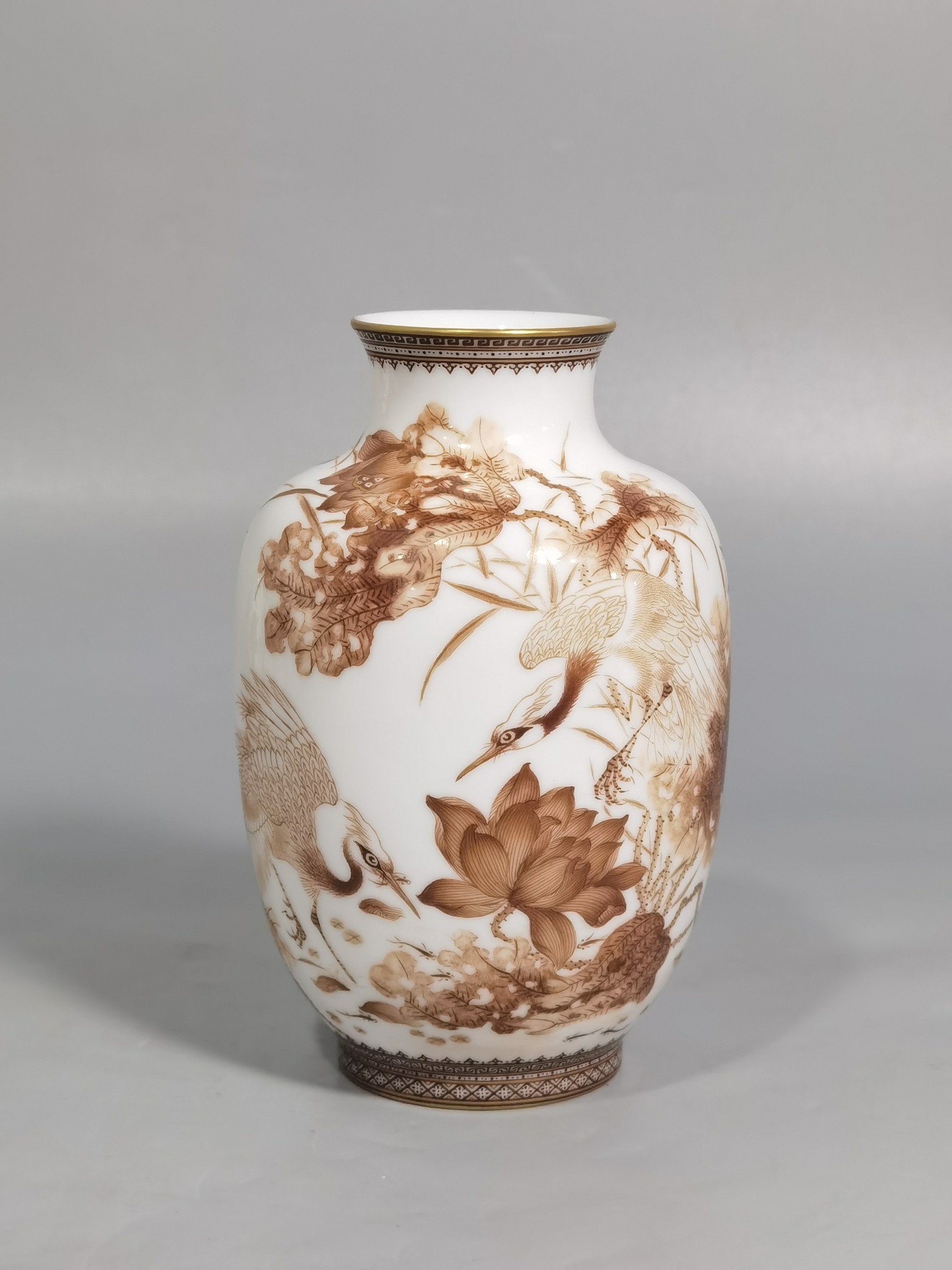 Qing Dynasty Yongzheng winter melon vase with gold pattern on the edges