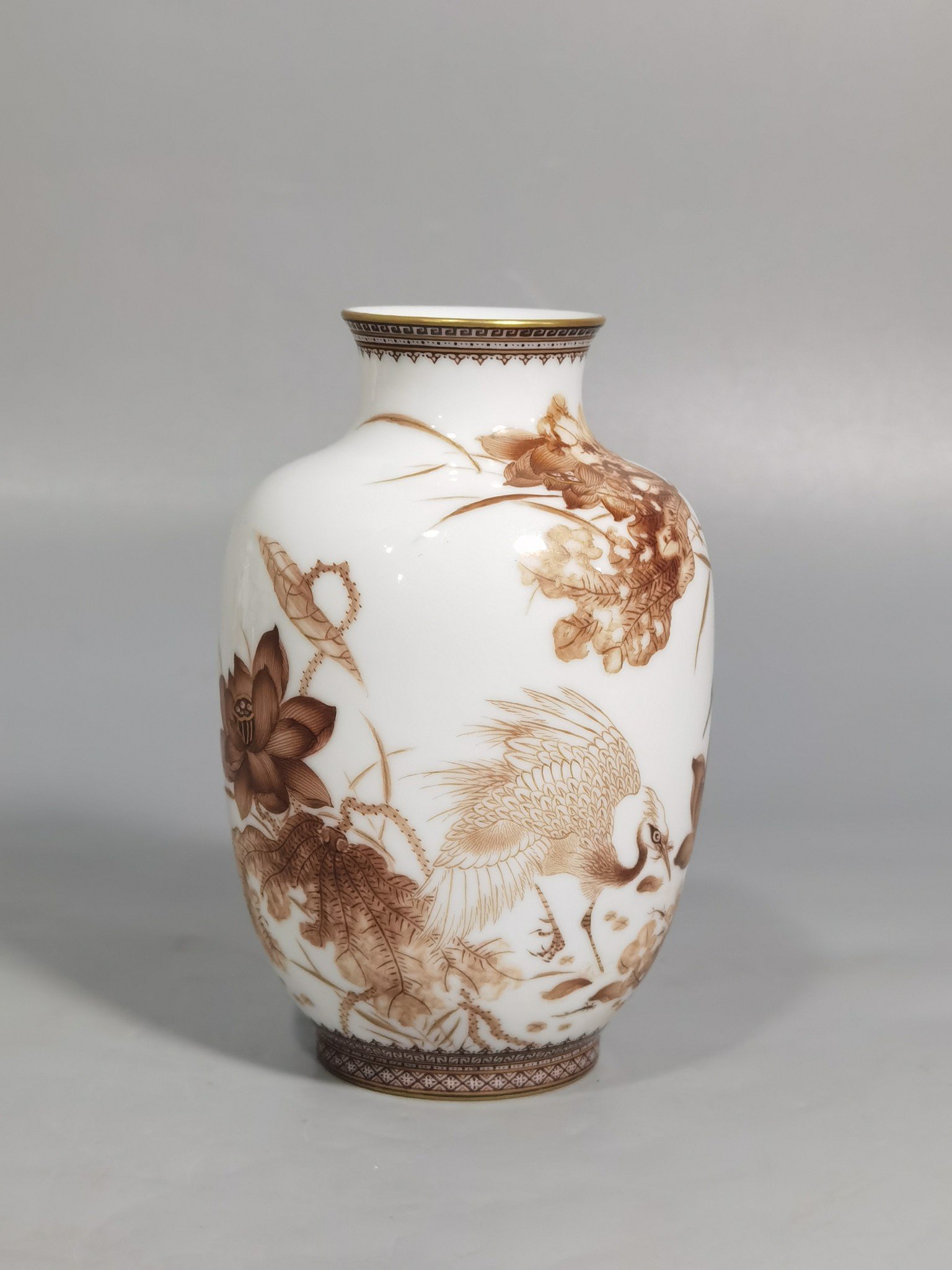 Qing Dynasty Yongzheng winter melon vase with gold pattern on the edges