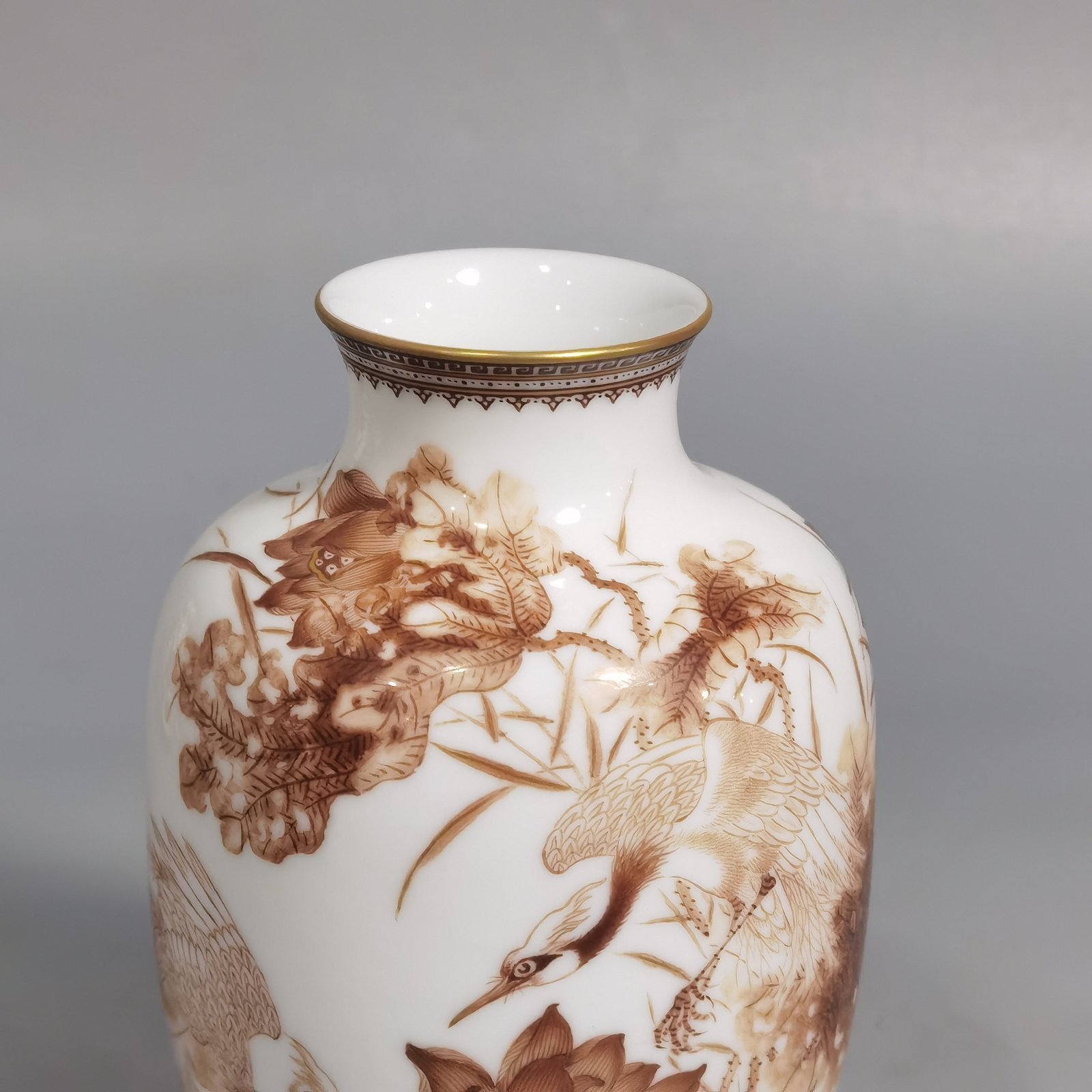 Qing Dynasty Yongzheng winter melon vase with gold pattern on the edges