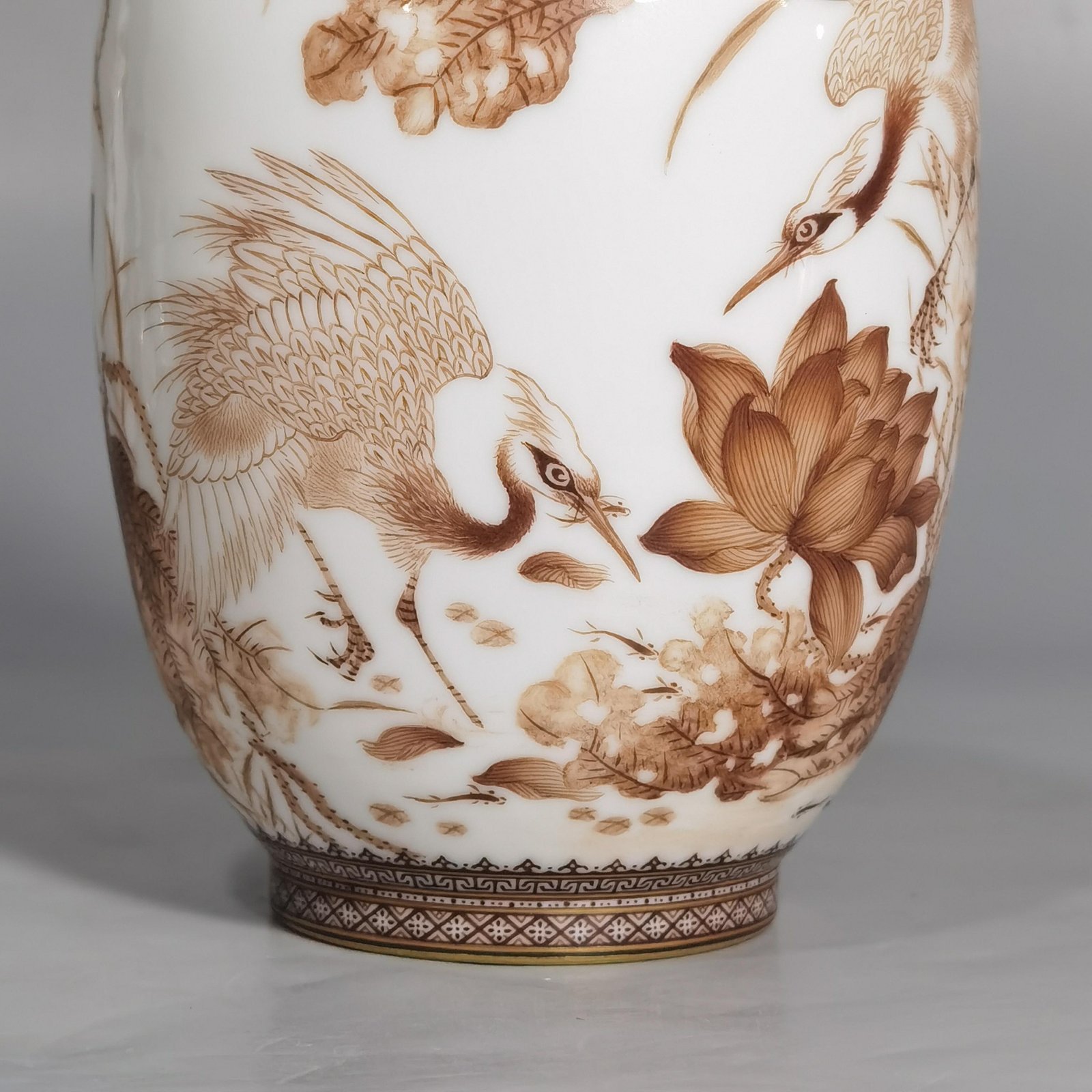 Qing Dynasty Yongzheng winter melon vase with gold pattern on the edges