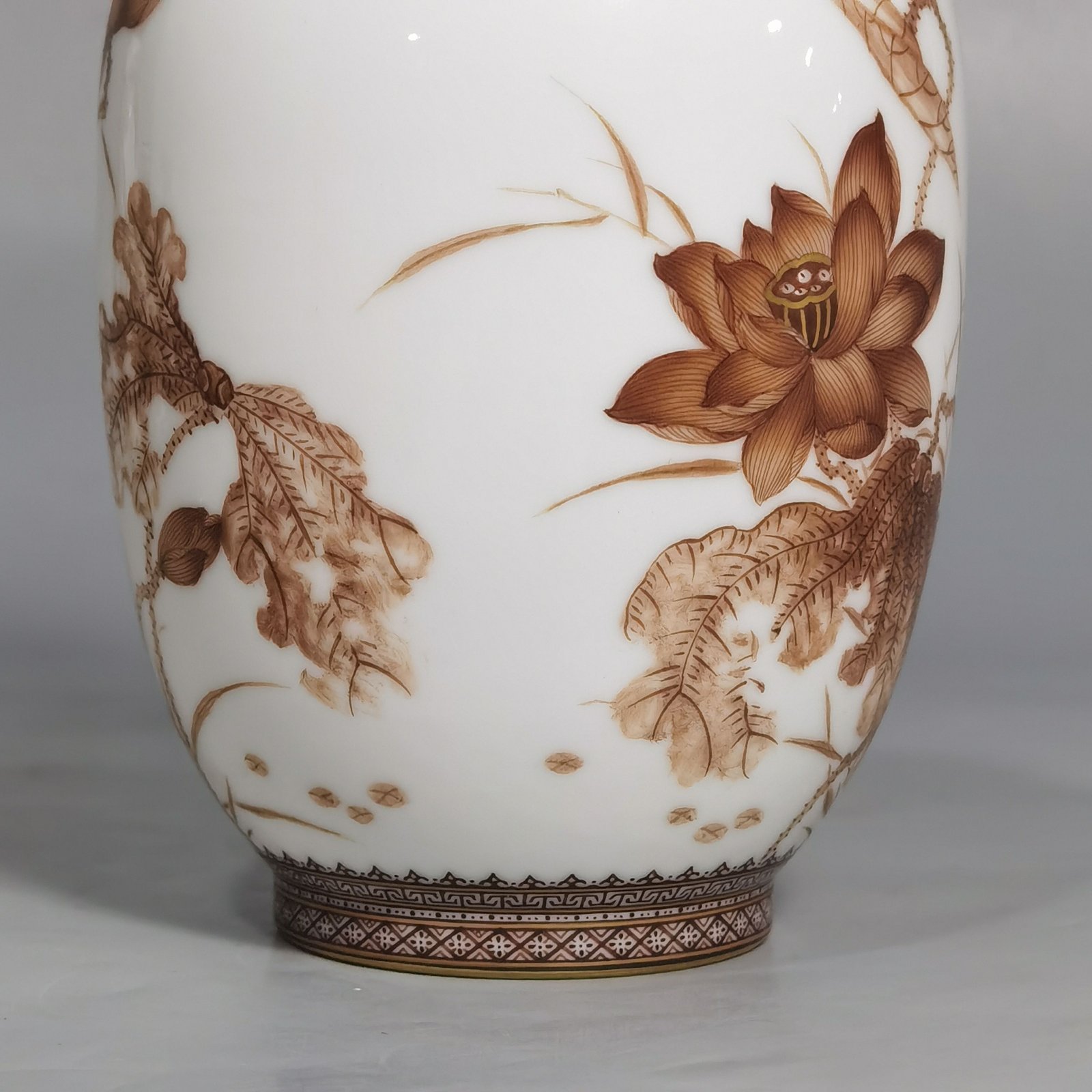 Qing Dynasty Yongzheng winter melon vase with gold pattern on the edges
