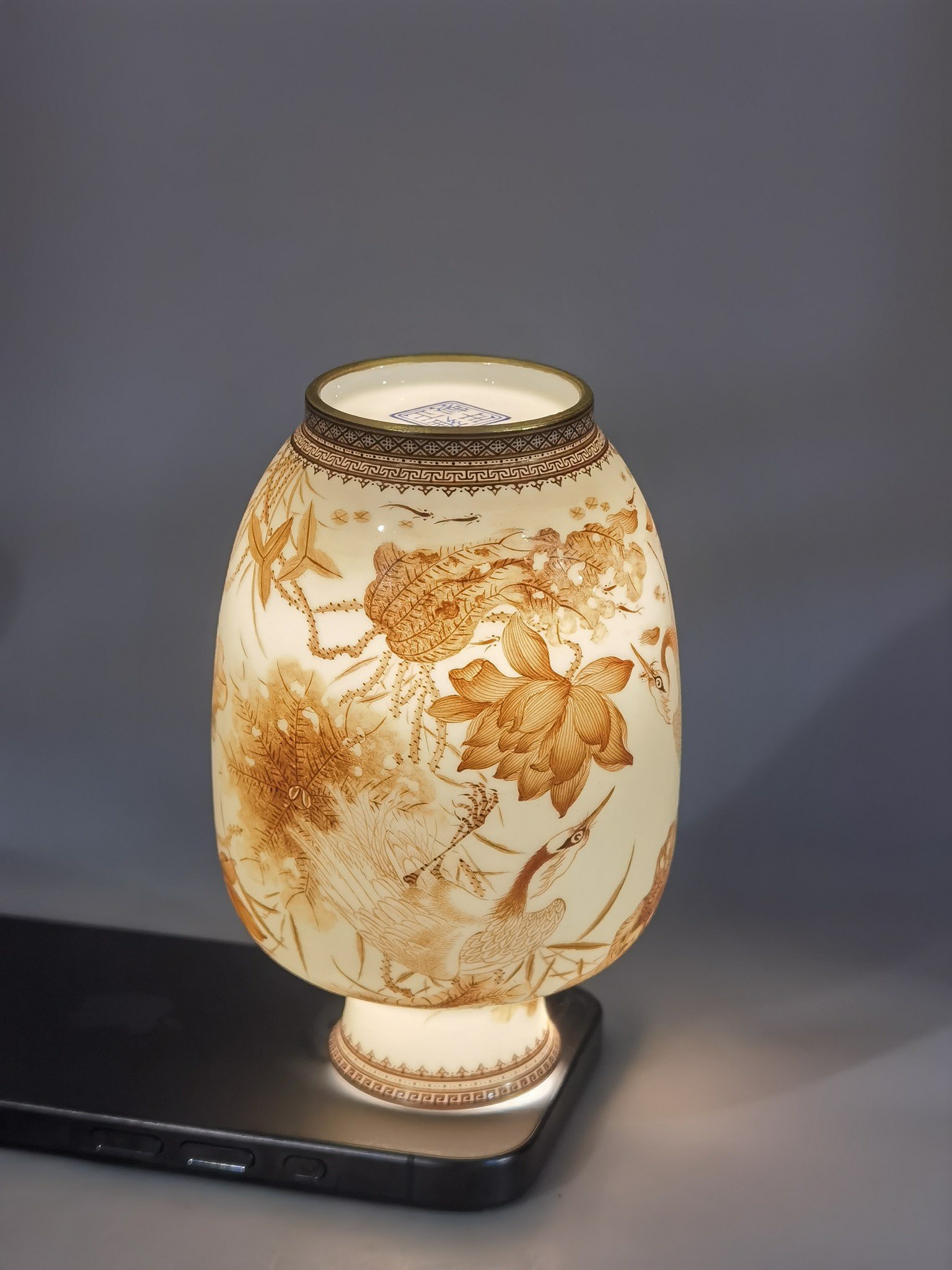 Qing Dynasty Yongzheng winter melon vase with gold pattern on the edges