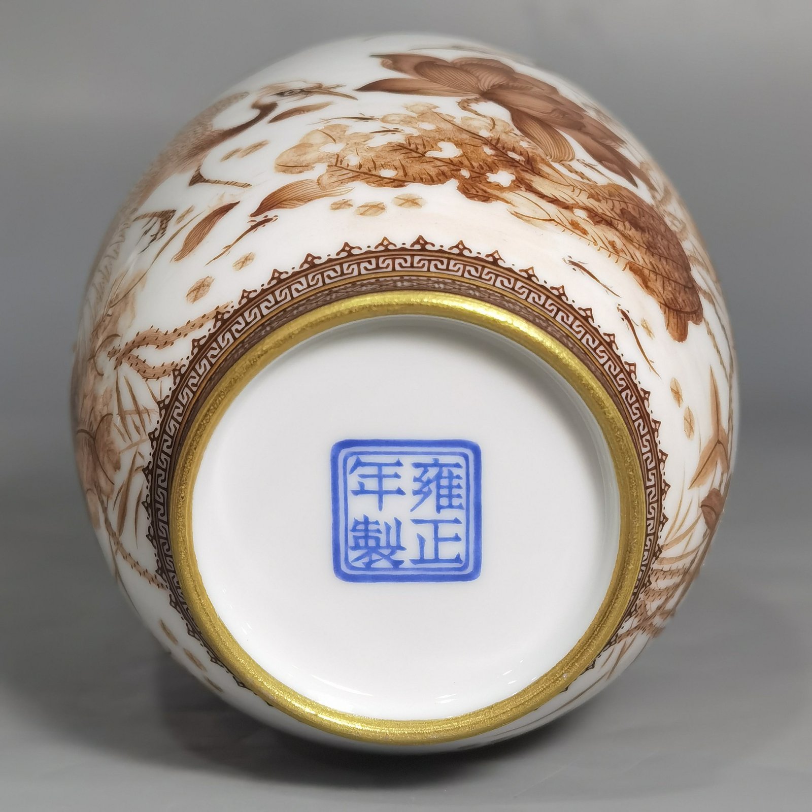 Qing Dynasty Yongzheng winter melon vase with gold pattern on the edges