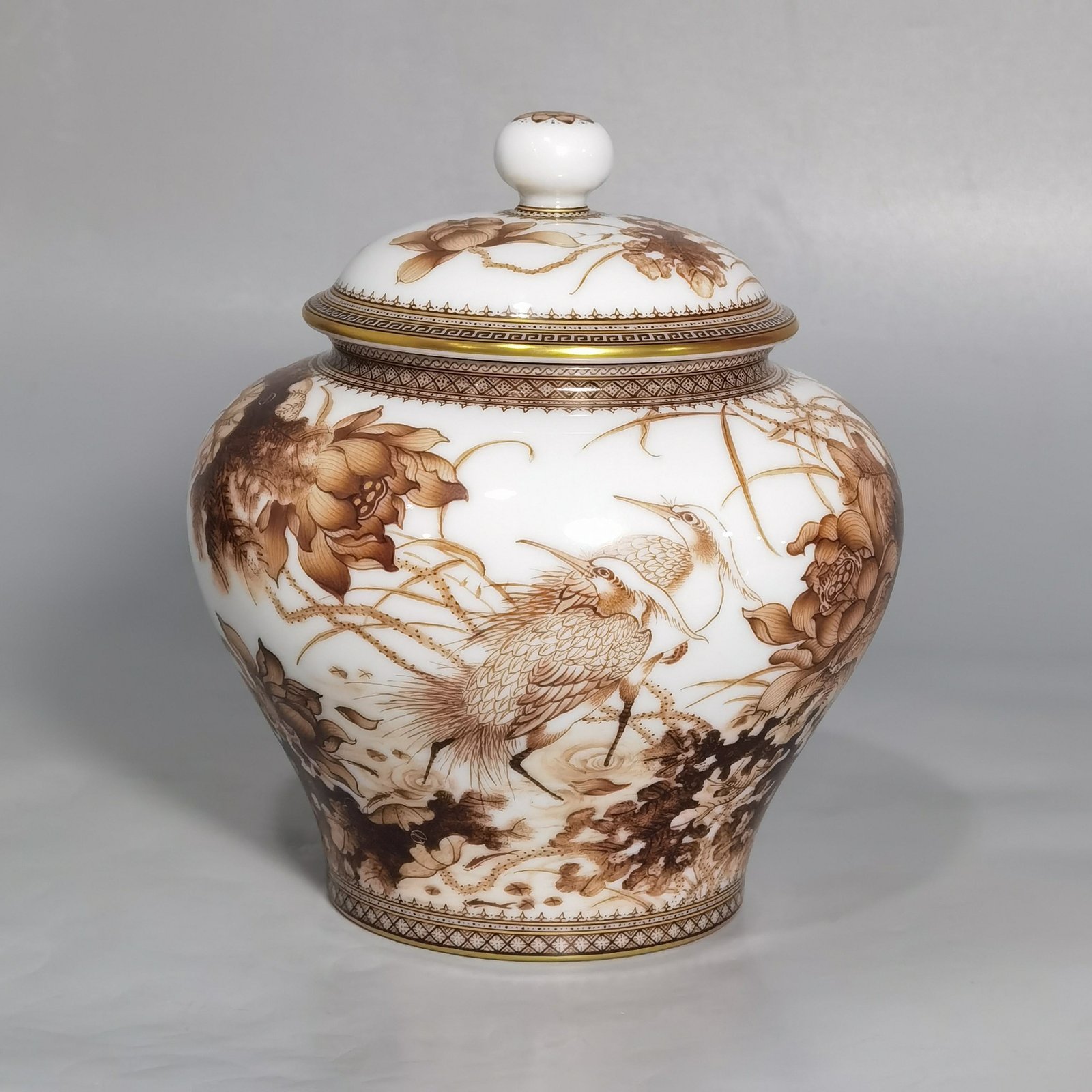 Qing Dynasty Yongzheng Yulianke Tea Can with Gold Pattern Border