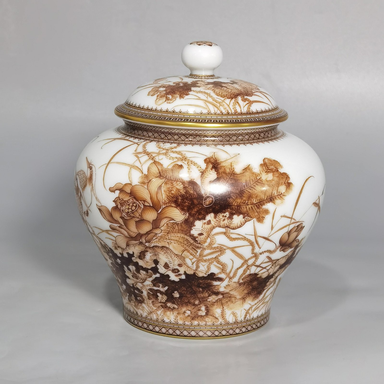 Qing Dynasty Yongzheng Yulianke Tea Can with Gold Pattern Border