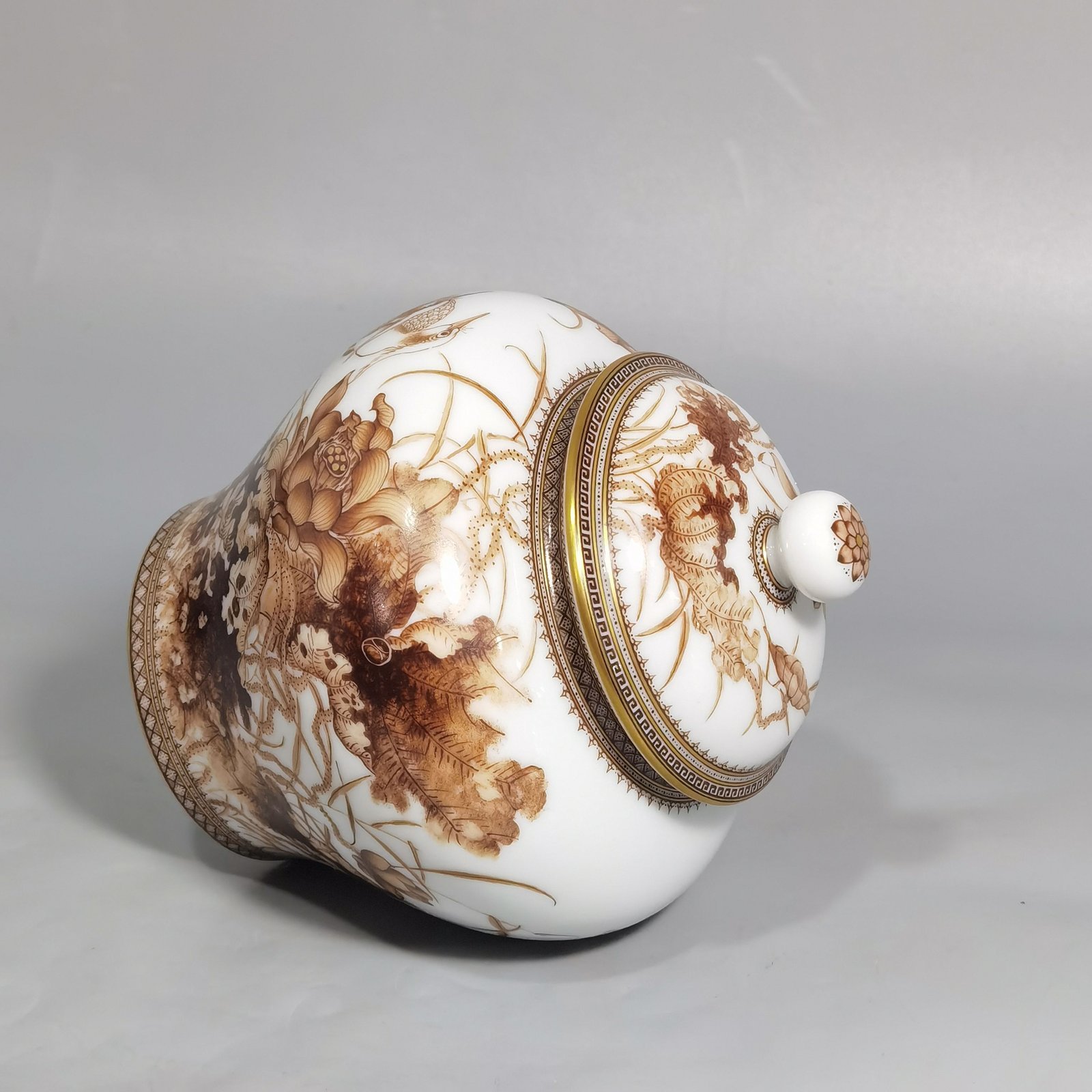 Qing Dynasty Yongzheng Yulianke Tea Can with Gold Pattern Border