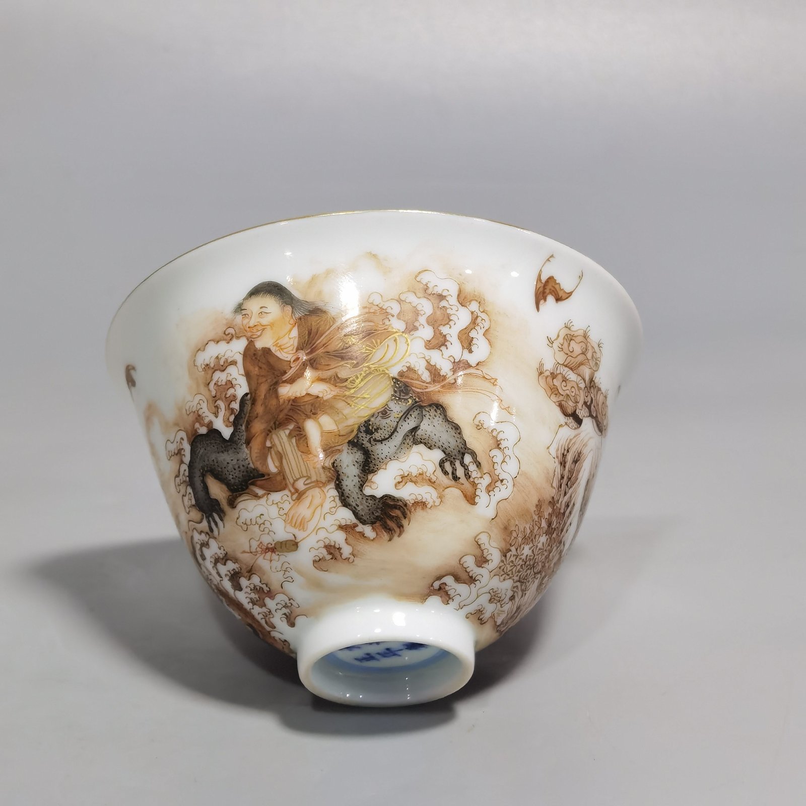 Qing Dynasty Yongzheng ink-colored bangs and golden toad with five dragons carved inside