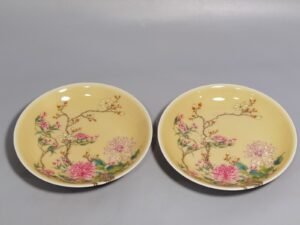 Qing Dynasty Yongzheng A pair of small beige glazed pink peony flower plates