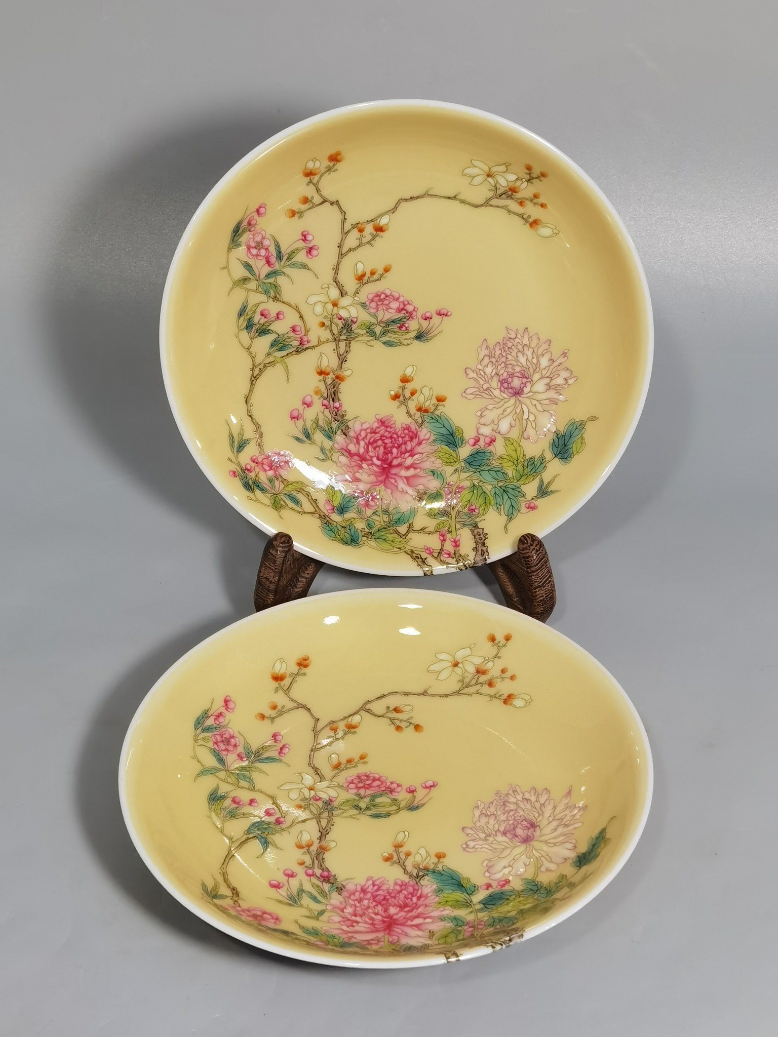 Qing Dynasty Yongzheng A pair of small beige glazed pink peony flower plates