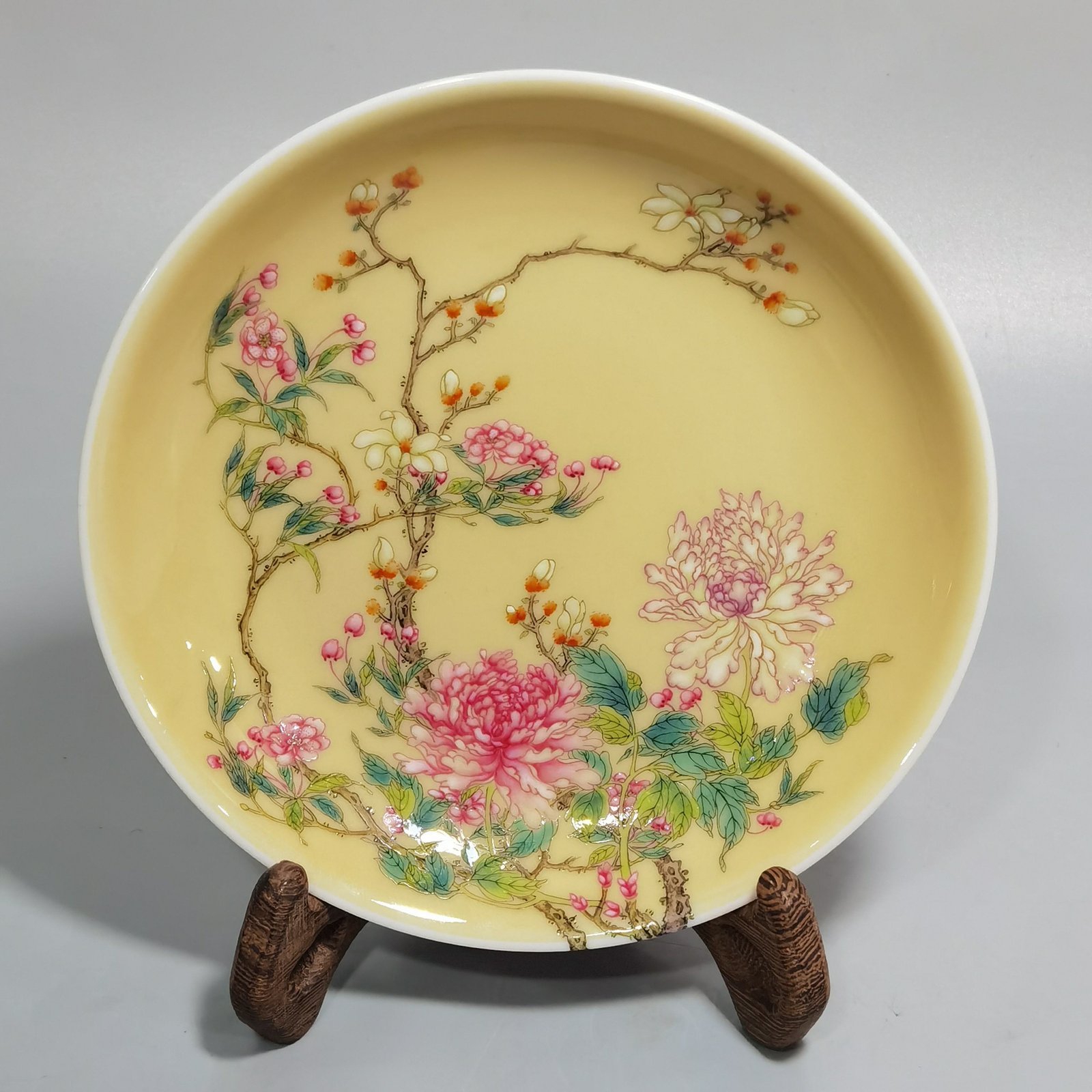 Qing Dynasty Yongzheng A pair of small beige glazed pink peony flower plates