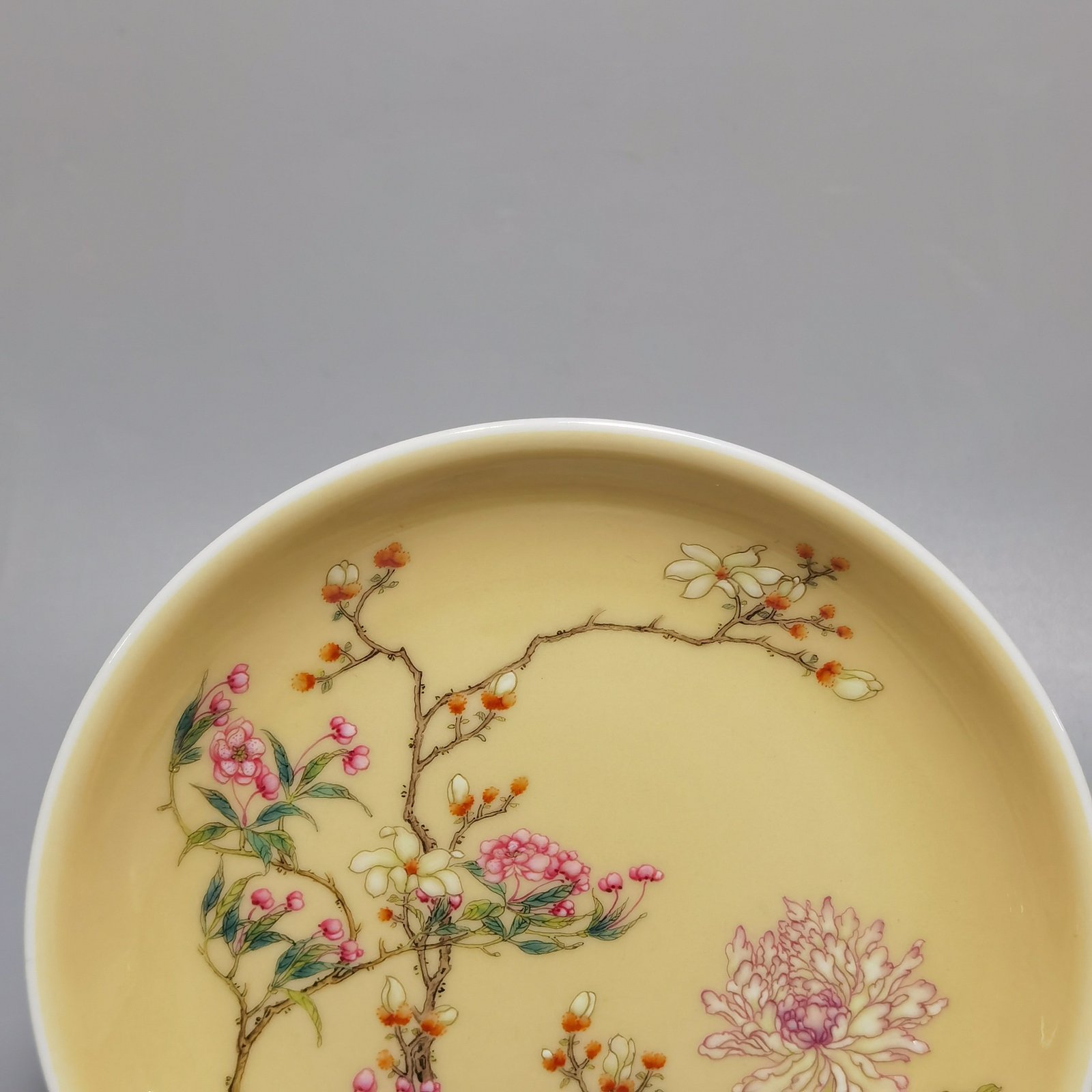 Qing Dynasty Yongzheng A pair of small beige glazed pink peony flower plates
