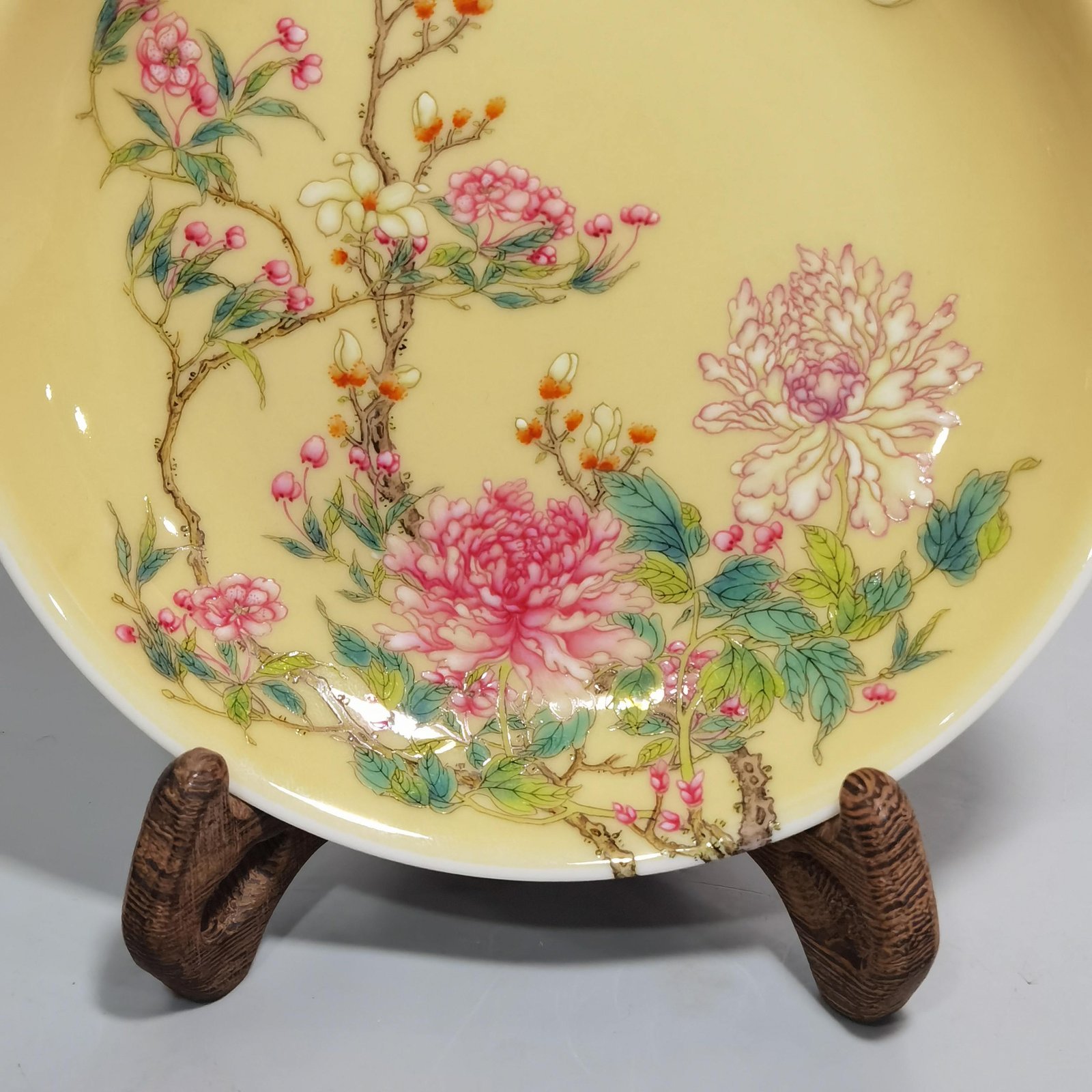 Qing Dynasty Yongzheng A pair of small beige glazed pink peony flower plates