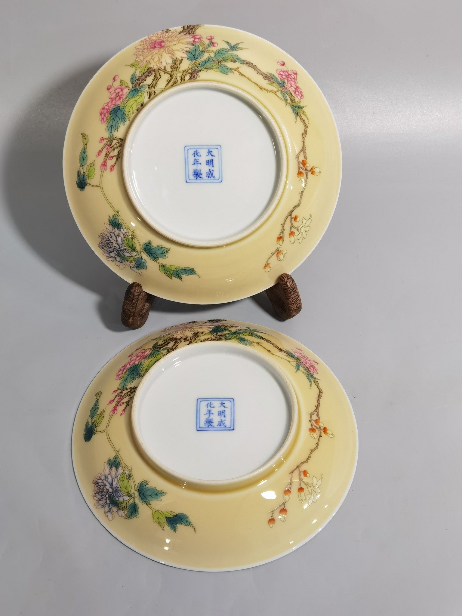 Qing Dynasty Yongzheng A pair of small beige glazed pink peony flower plates