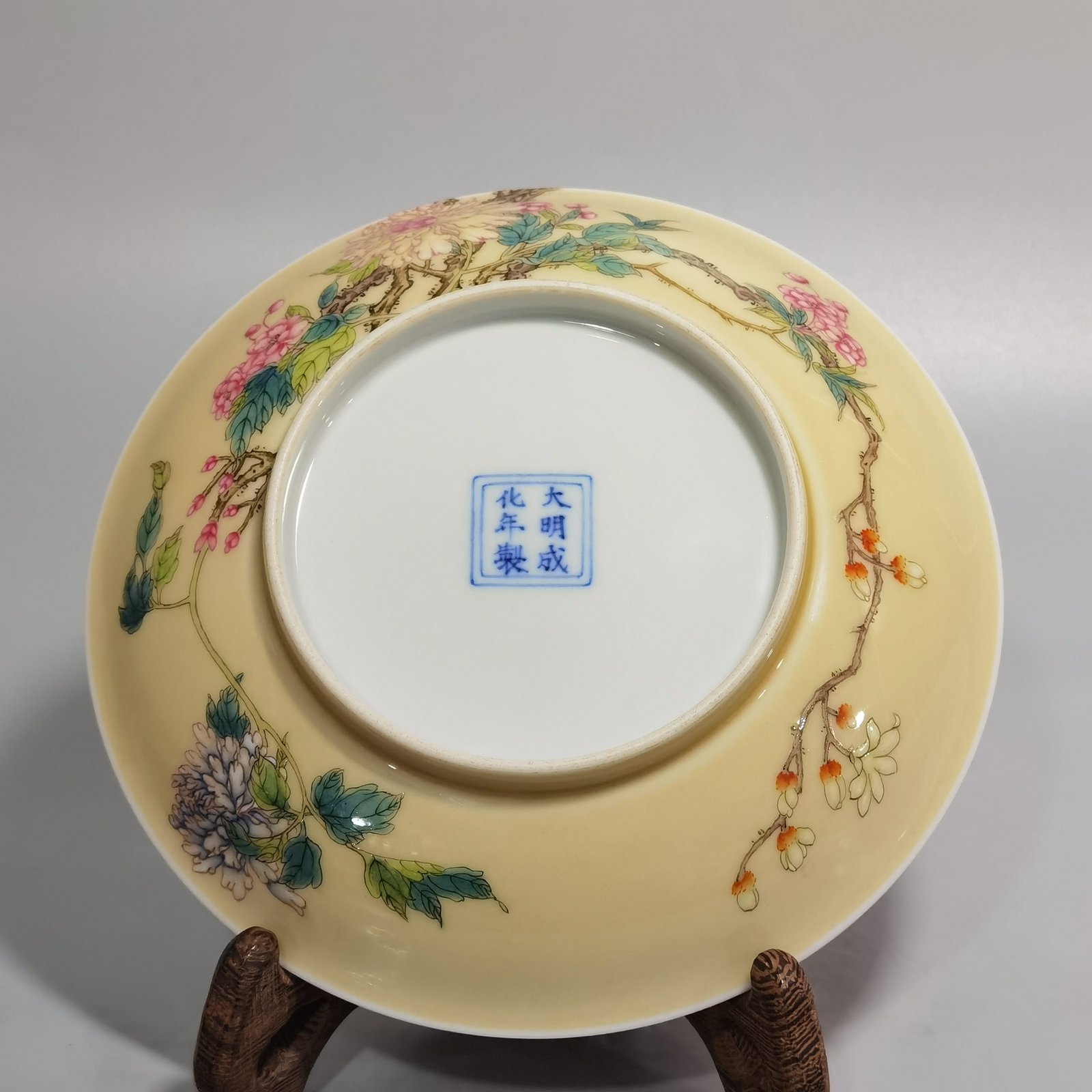 Qing Dynasty Yongzheng A pair of small beige glazed pink peony flower plates