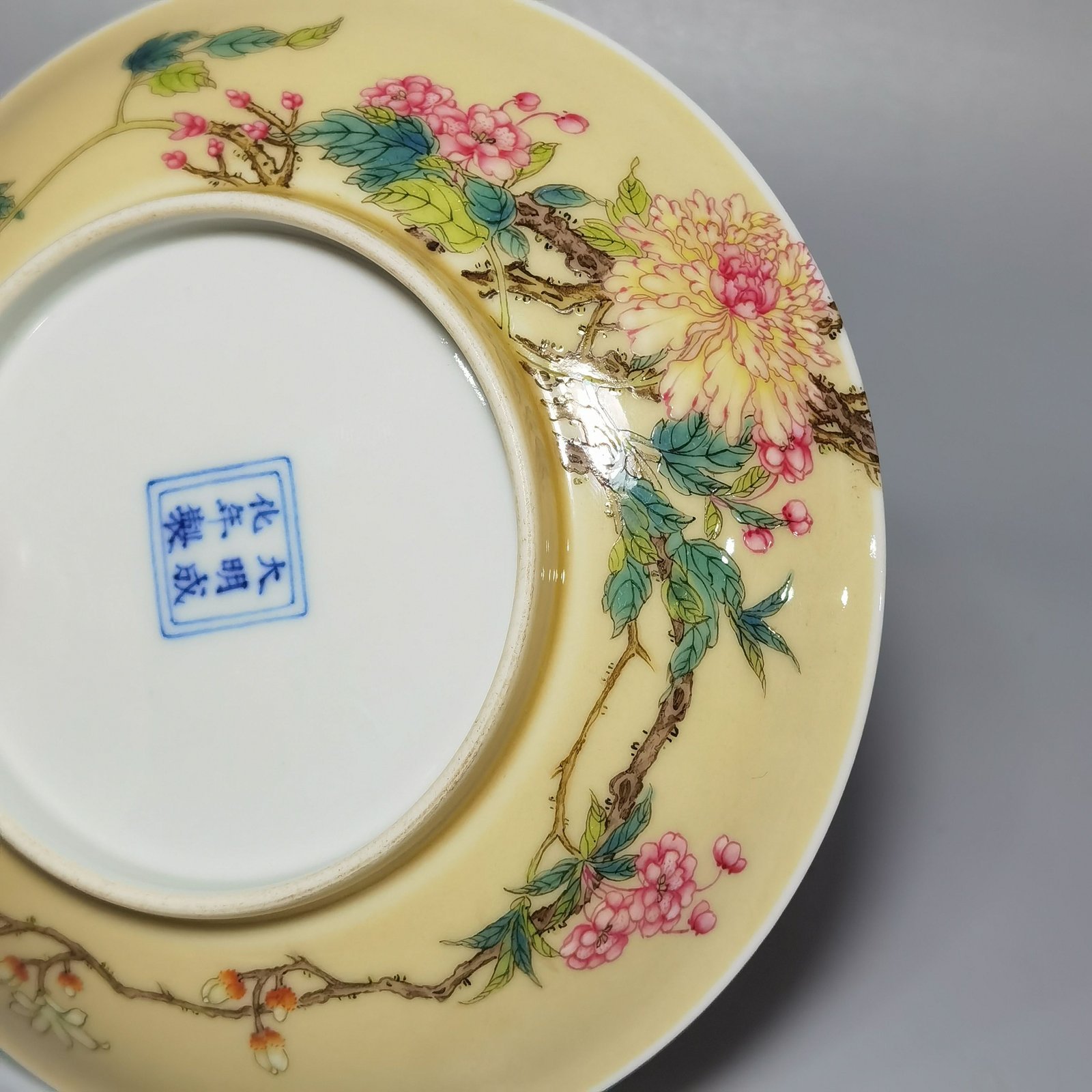 Qing Dynasty Yongzheng A pair of small beige glazed pink peony flower plates