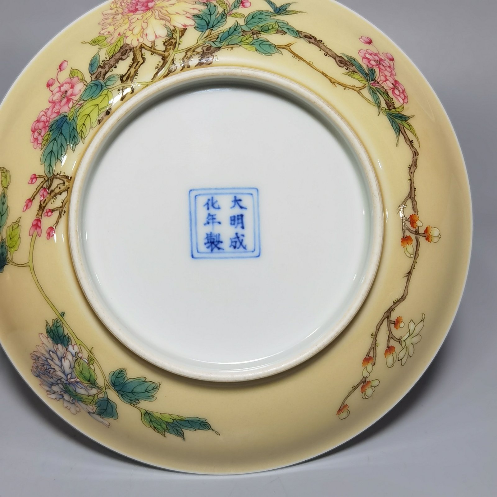 Qing Dynasty Yongzheng A pair of small beige glazed pink peony flower plates