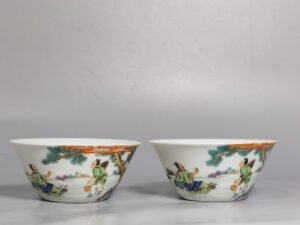 Qing Dynasty Yongzheng sustenance money pastel literati and nobles drinking horseshoe cup