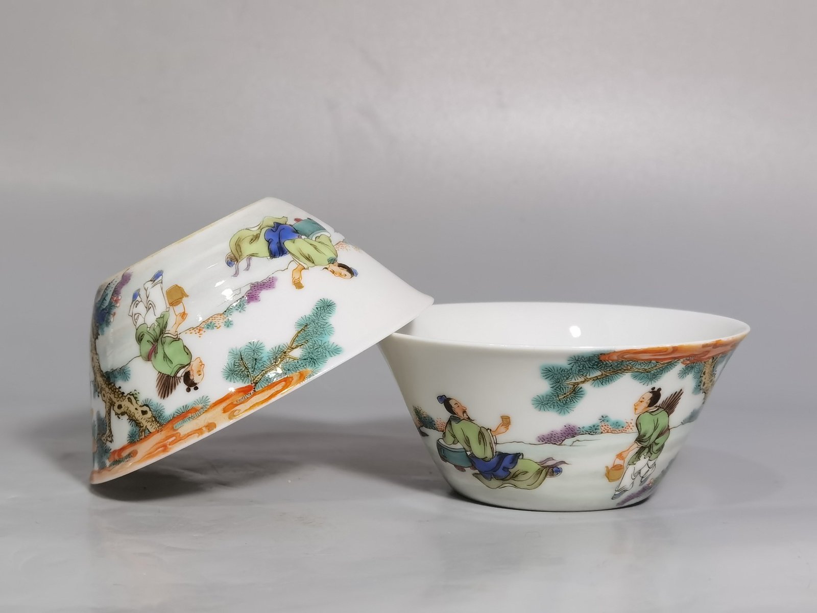 Qing Dynasty Yongzheng sustenance money pastel literati and nobles drinking horseshoe cup