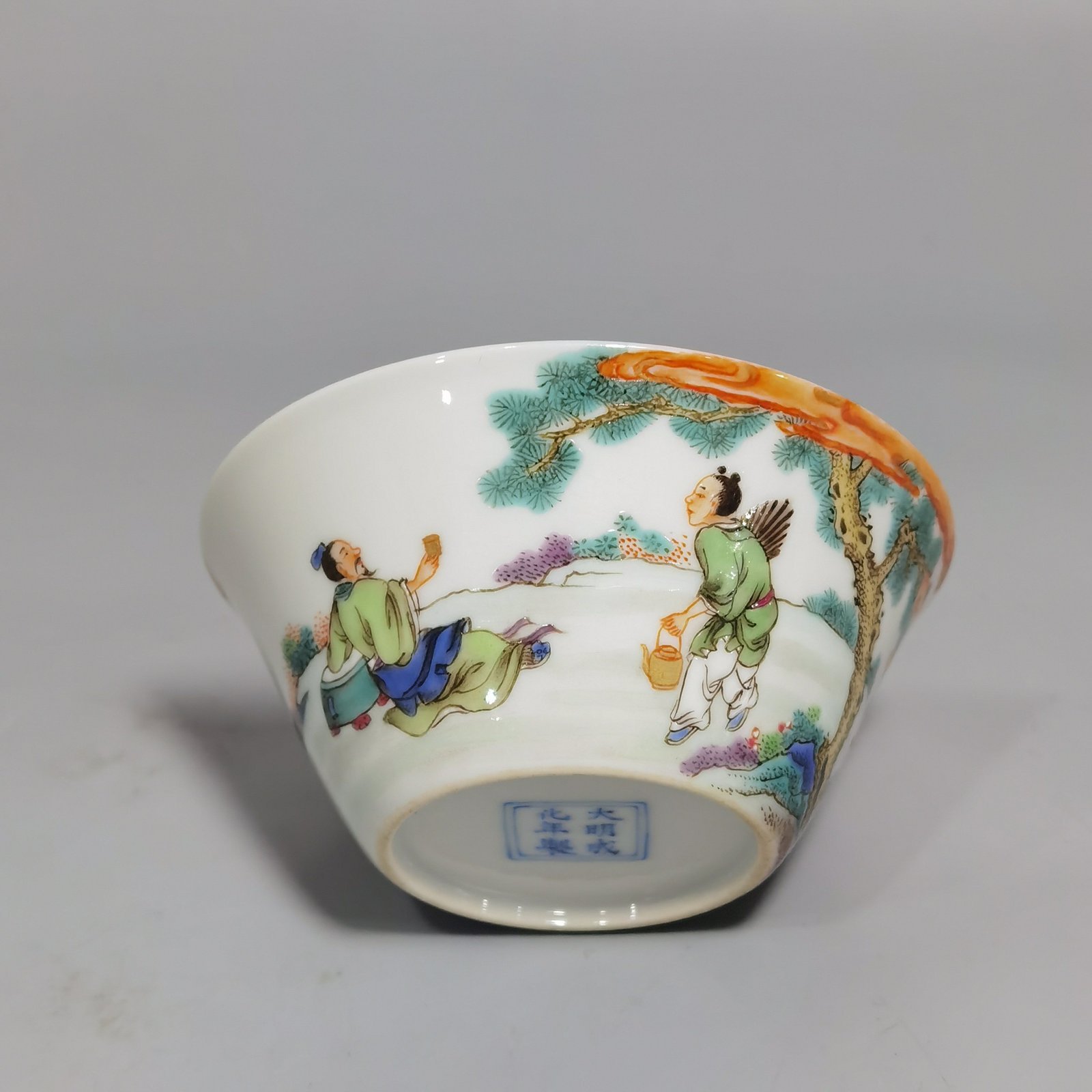 Qing Dynasty Yongzheng sustenance money pastel literati and nobles drinking horseshoe cup