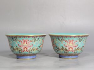 Qing Dynasty Yongzheng turquoise green trench gold entwined lotus pattern pressed hand cup