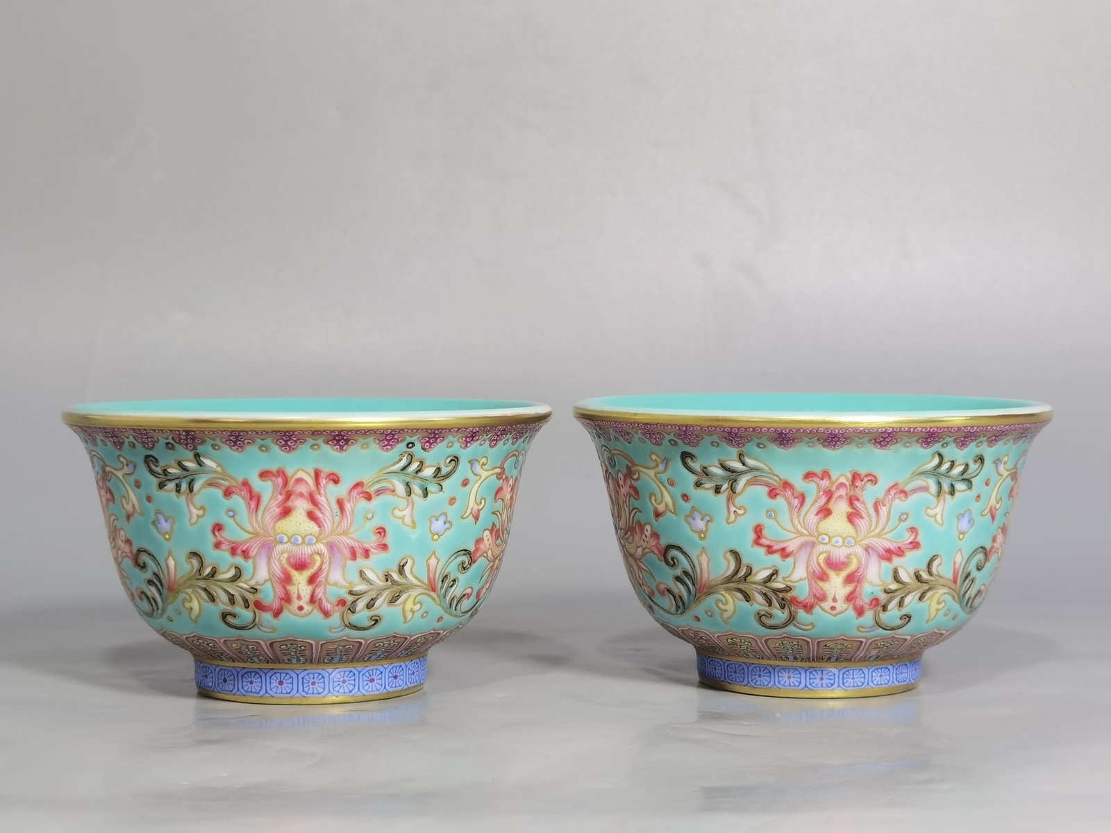 Qing Dynasty Yongzheng turquoise green trench gold entwined lotus pattern pressed hand cup