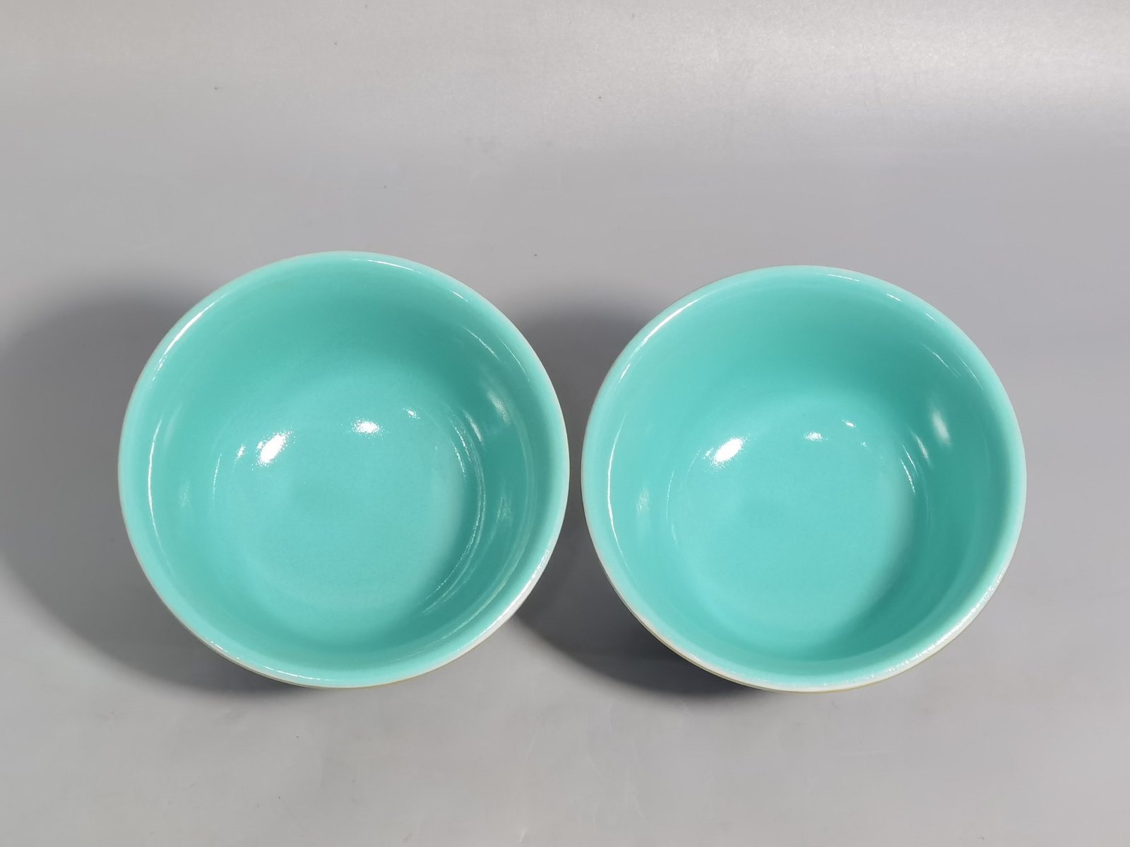 Qing Dynasty Yongzheng turquoise green trench gold entwined lotus pattern pressed hand cup