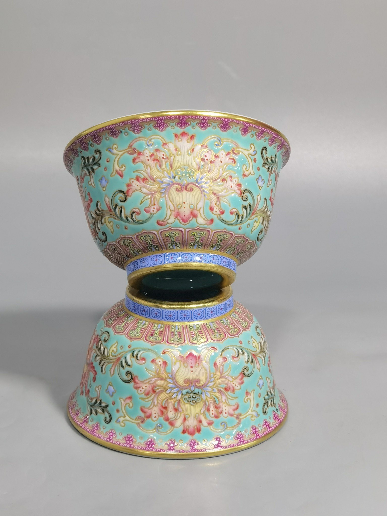 Qing Dynasty Yongzheng turquoise green trench gold entwined lotus pattern pressed hand cup
