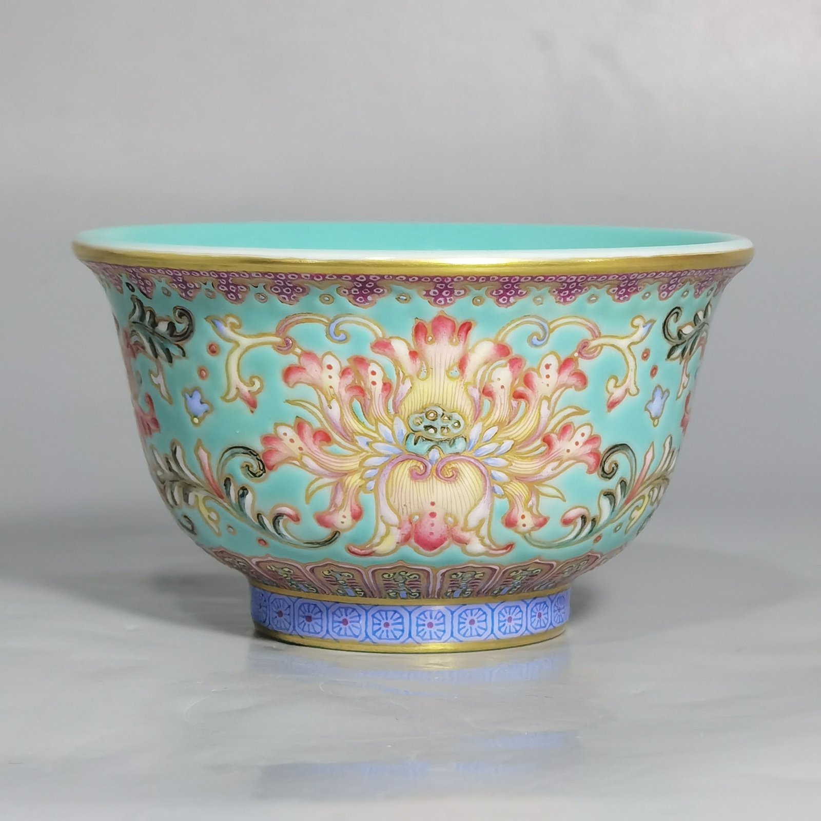 Qing Dynasty Yongzheng turquoise green trench gold entwined lotus pattern pressed hand cup