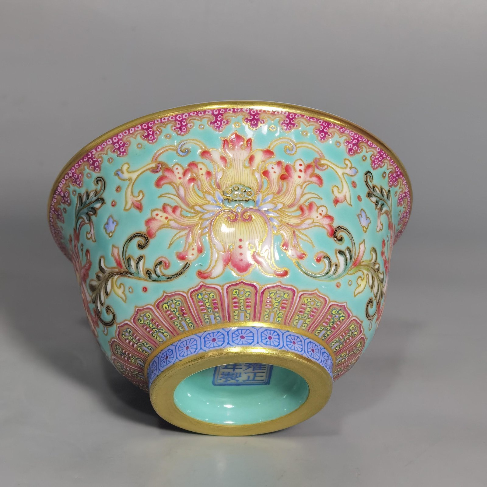Qing Dynasty Yongzheng turquoise green trench gold entwined lotus pattern pressed hand cup