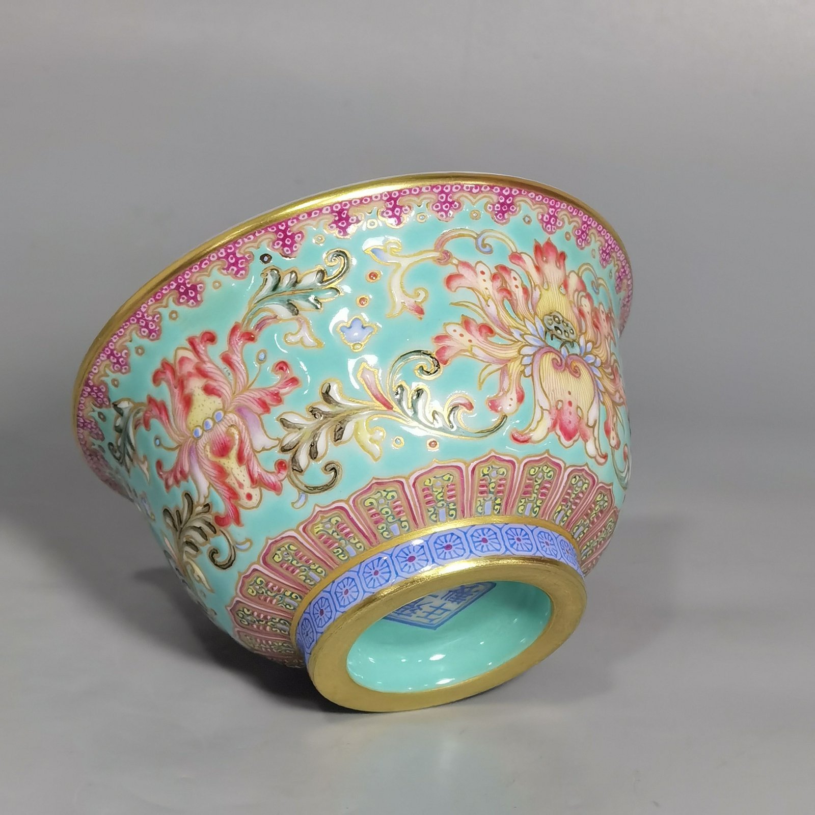 Qing Dynasty Yongzheng turquoise green trench gold entwined lotus pattern pressed hand cup