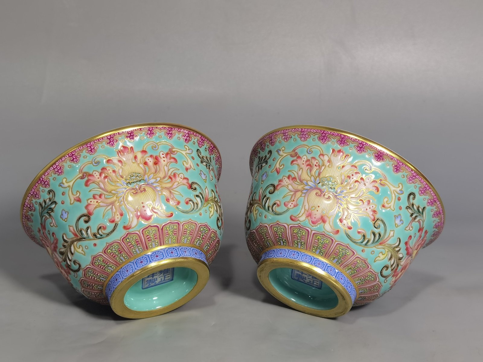 Qing Dynasty Yongzheng turquoise green trench gold entwined lotus pattern pressed hand cup