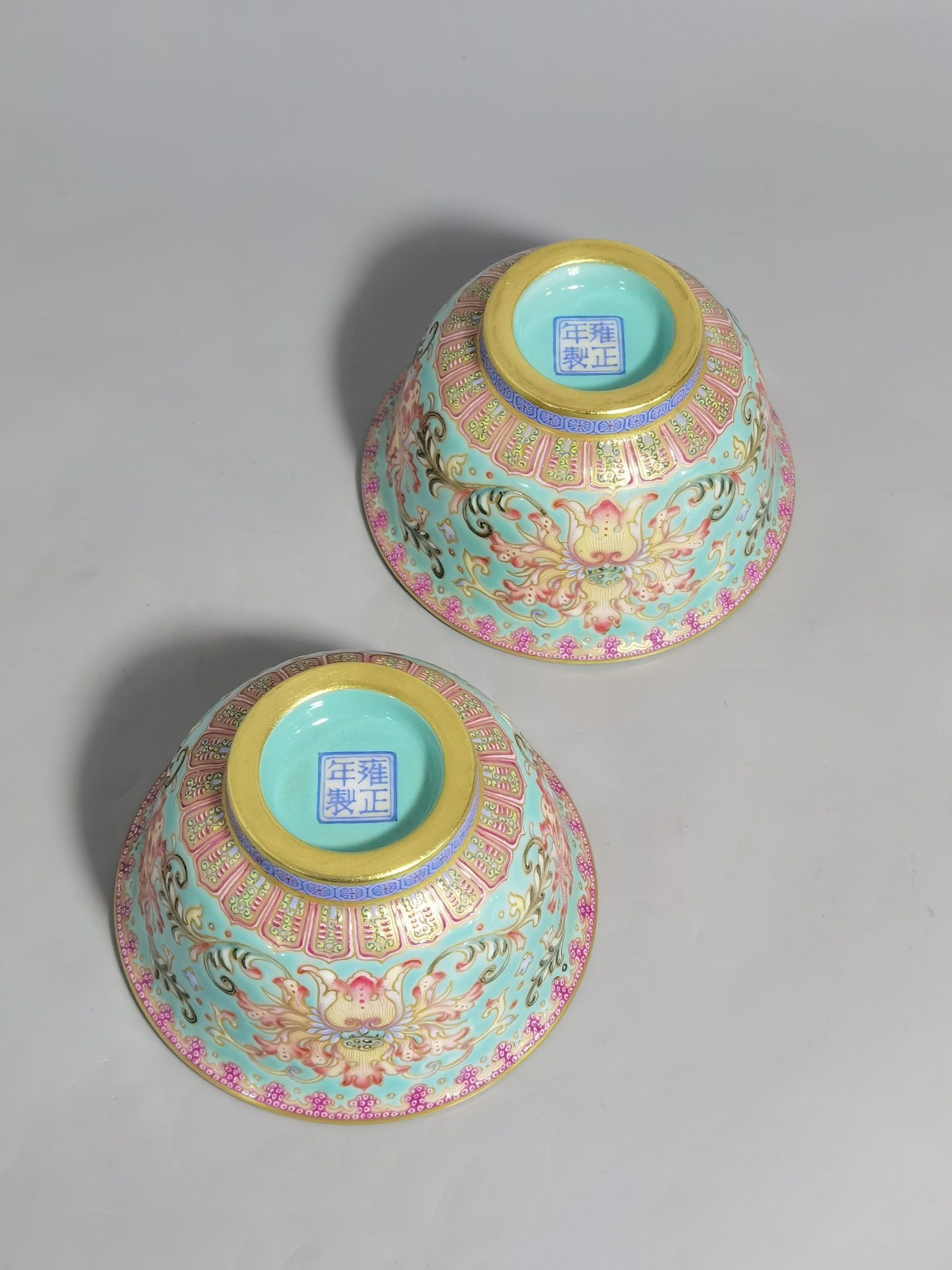 Qing Dynasty Yongzheng turquoise green trench gold entwined lotus pattern pressed hand cup