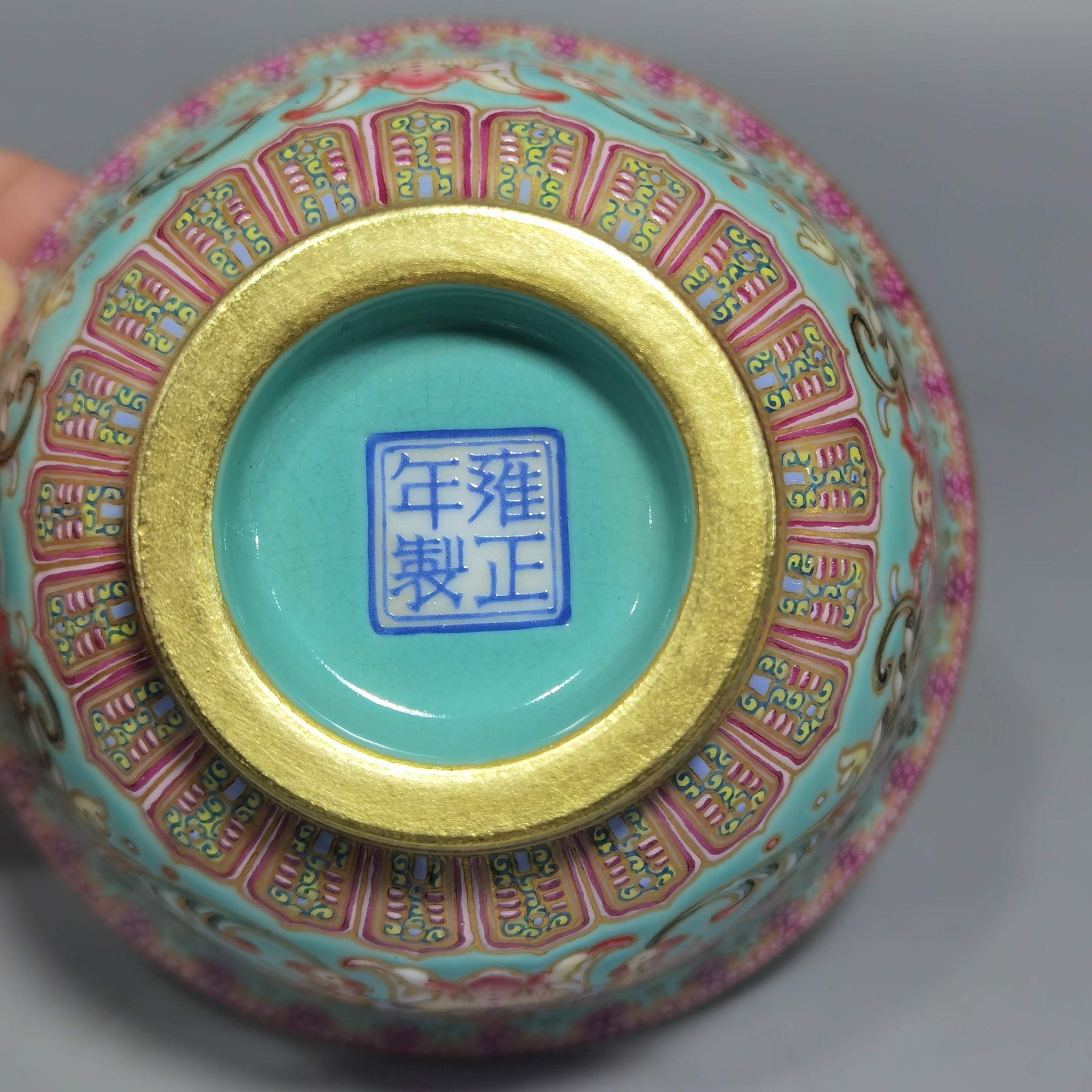 Qing Dynasty Yongzheng turquoise green trench gold entwined lotus pattern pressed hand cup