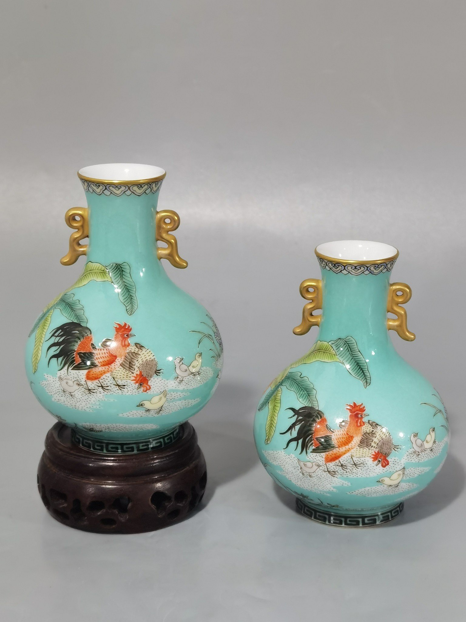 Qing Dynasty Yongzheng turquoise green land famille rose rooster amphora