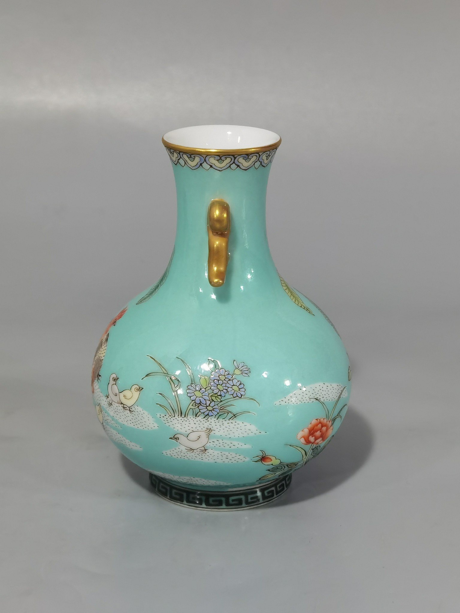 Qing Dynasty Yongzheng turquoise green land famille rose rooster amphora