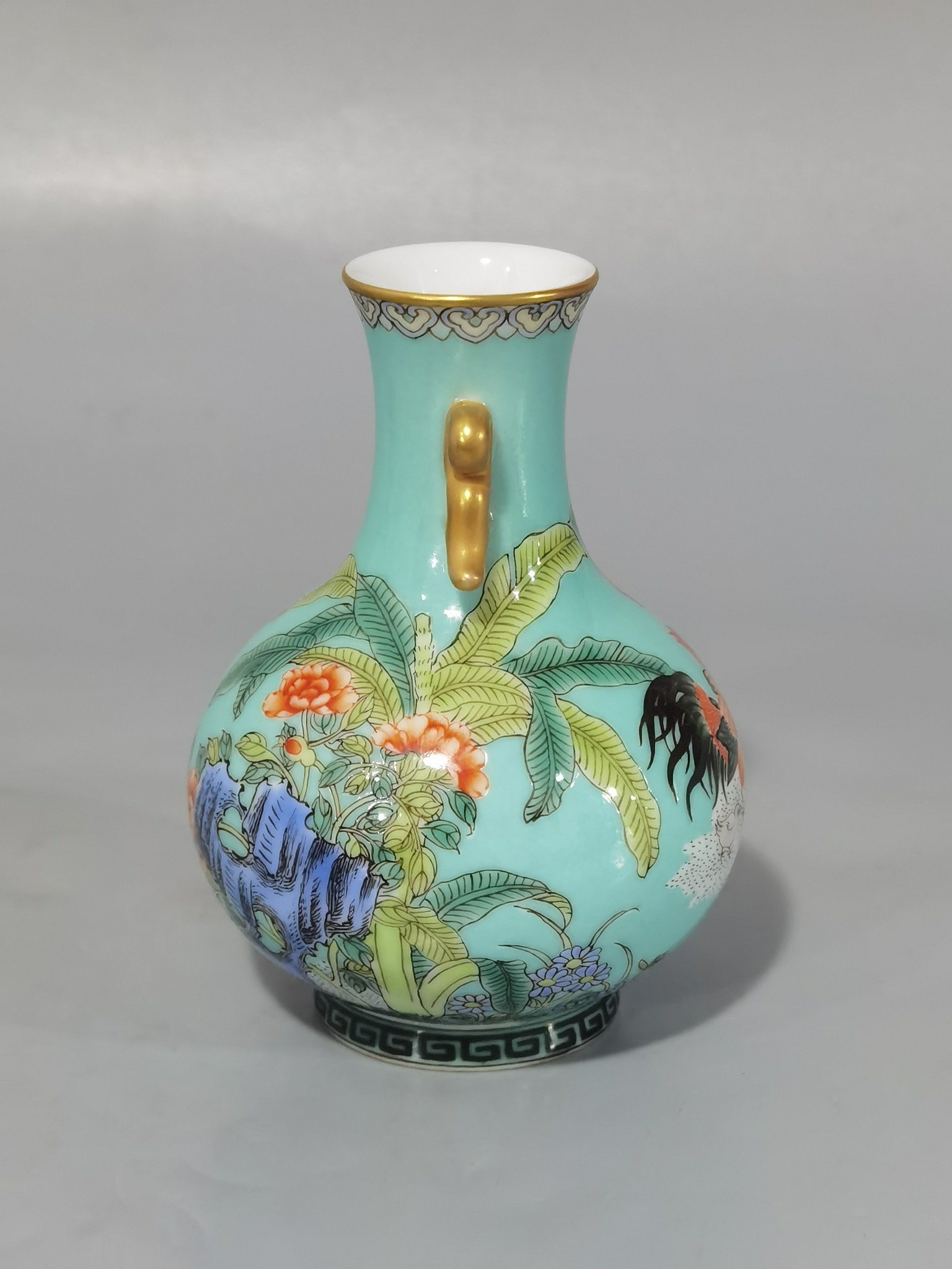 Qing Dynasty Yongzheng turquoise green land famille rose rooster amphora