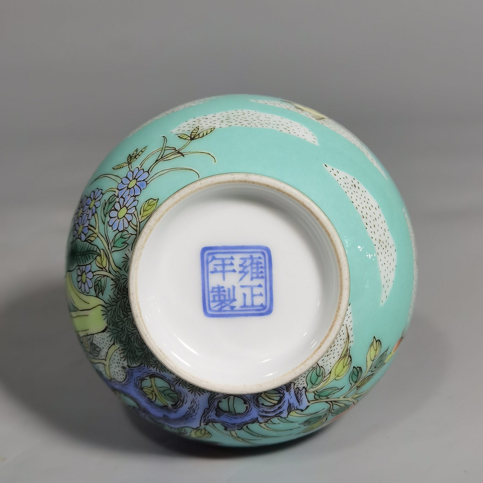 Qing Dynasty Yongzheng turquoise green land famille rose rooster amphora