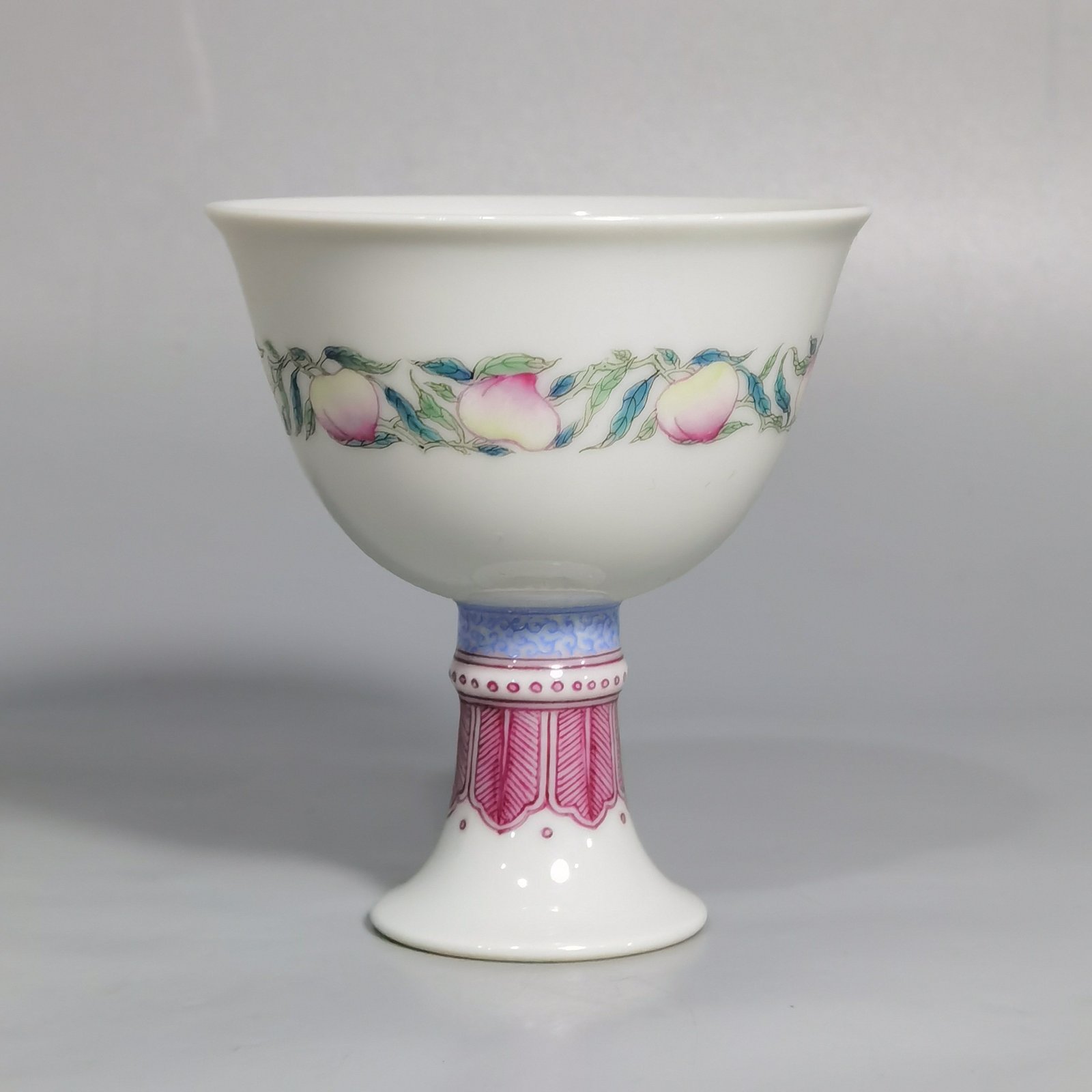 Qing Dynasty Yongzheng Yangcai longevity peach pattern stem cup