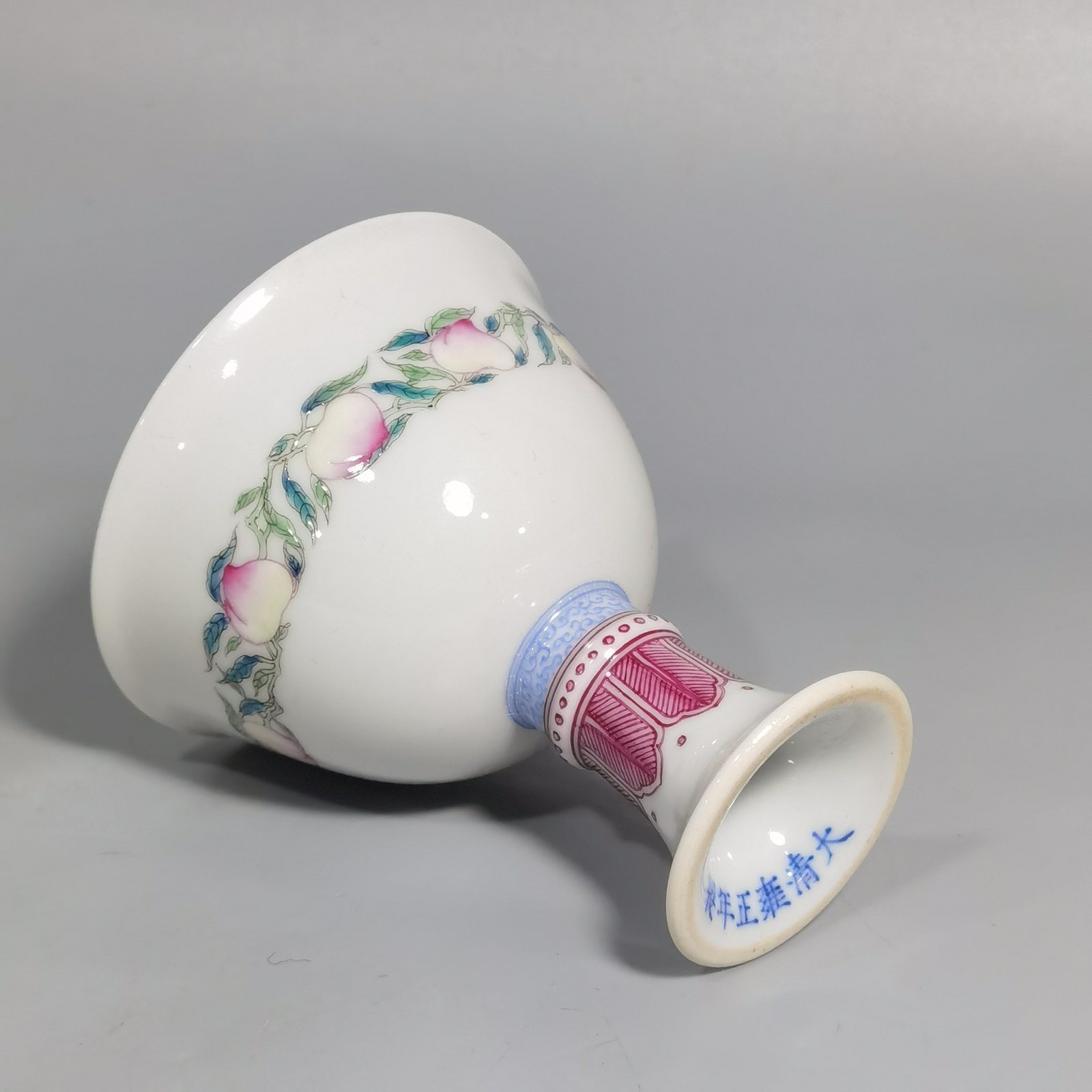 Qing Dynasty Yongzheng Yangcai longevity peach pattern stem cup