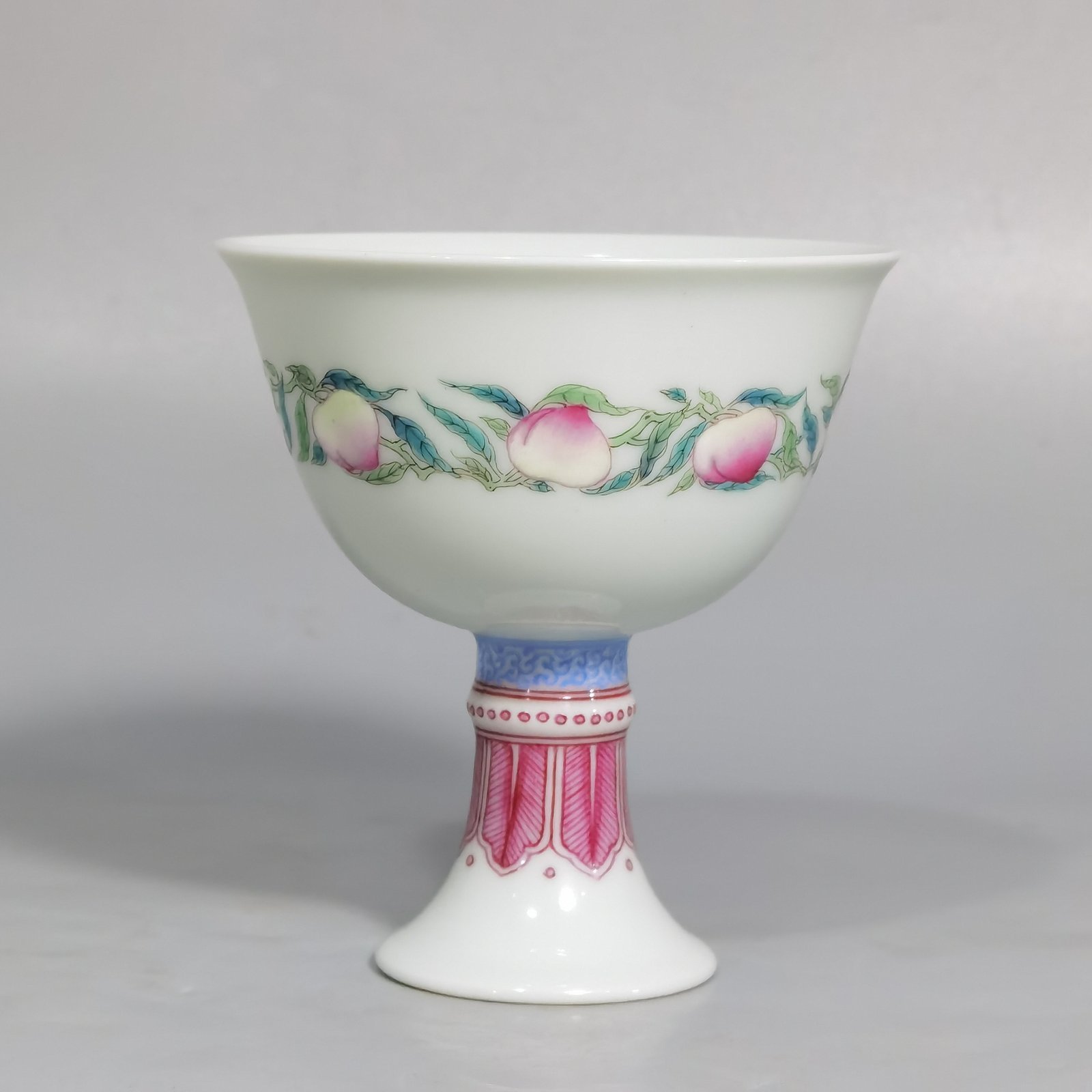 Qing Dynasty Yongzheng Yangcai longevity peach pattern stem cup