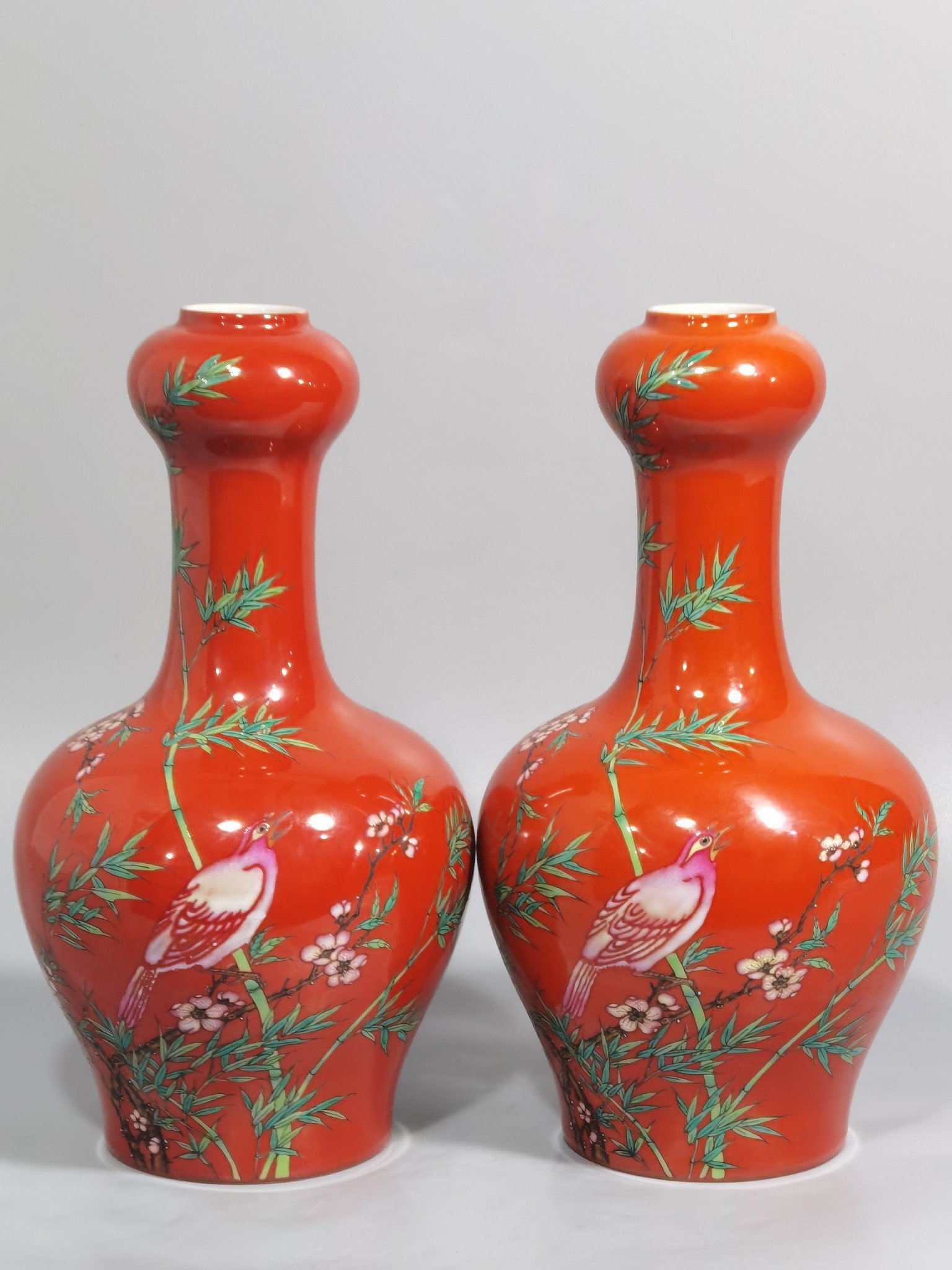 Qing Dynasty Yongzheng coral red ground pastel flower and bird garlic vase